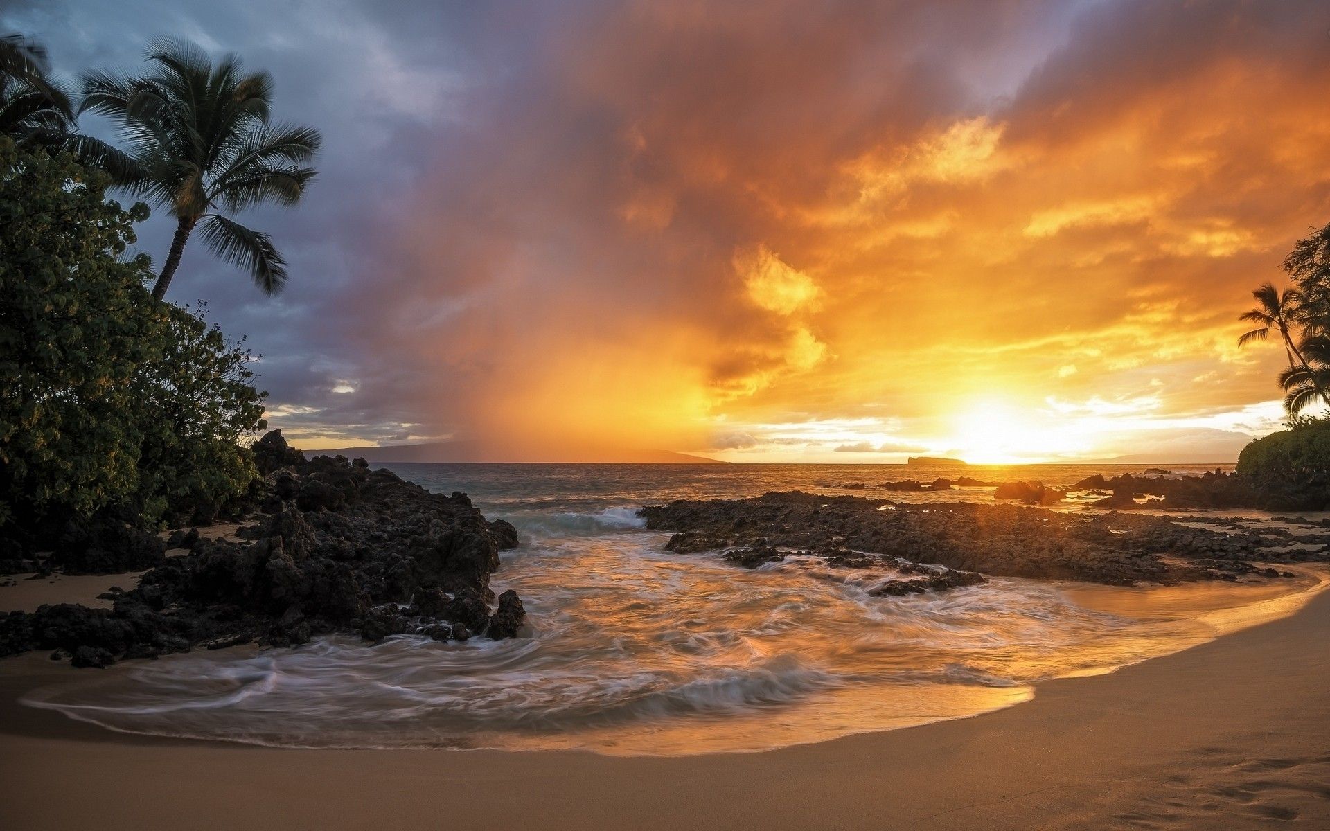 Cloudy Sunset at Hawaiian Beach HD Wallpaper