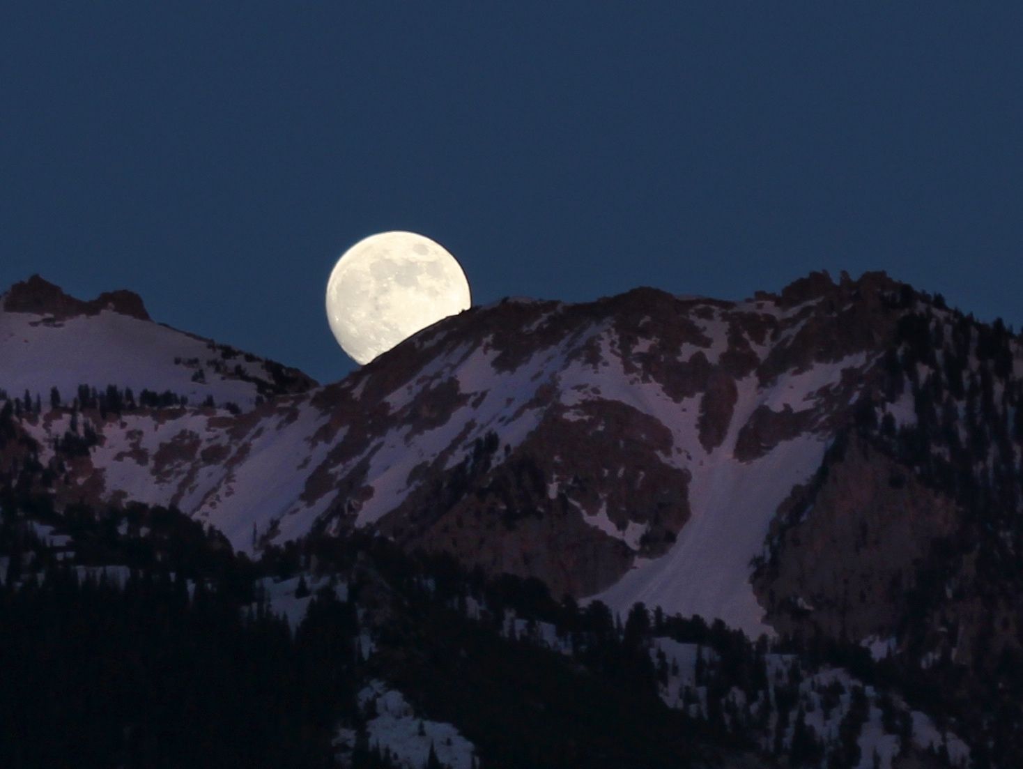 April 2020: The Next Full Moon Is a Supermoon Pink Moon