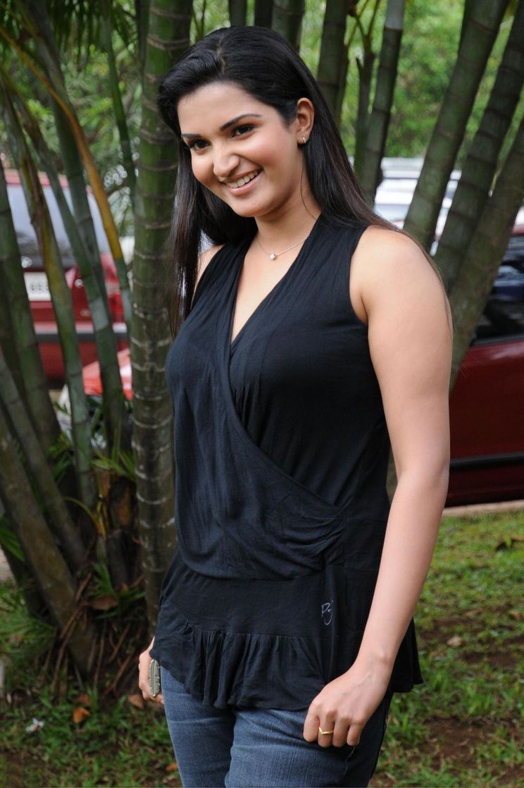 Honey Rose Hot Photo In Black Sleeveless Top And Jeans In Public