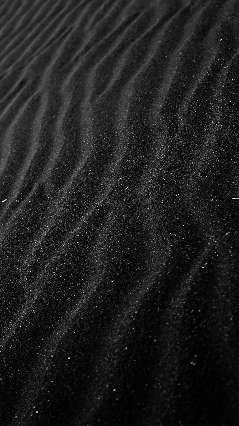 Download wallpaper 938x1668 sand, black, texture, granules, shine