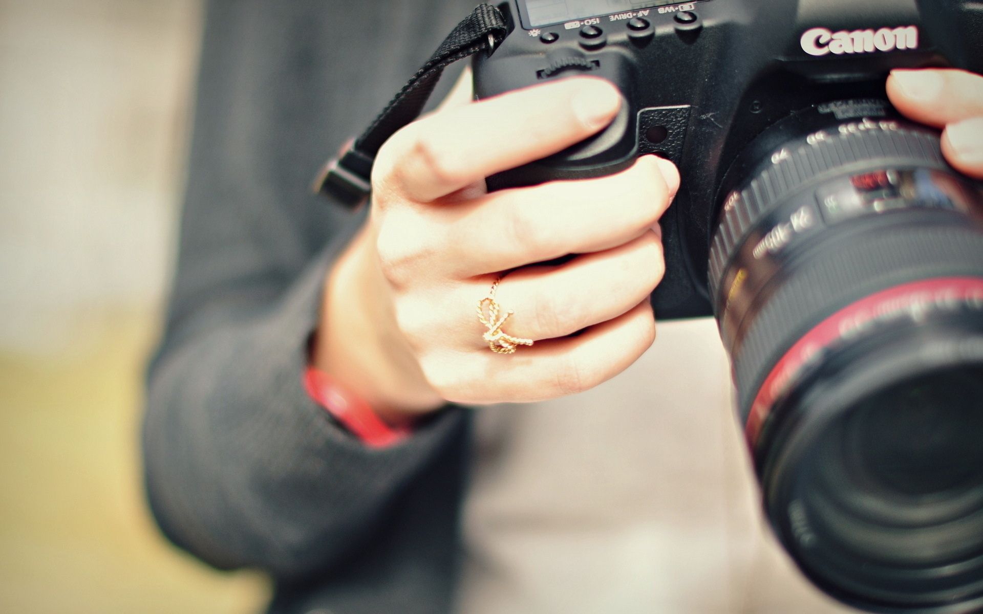 Download 1920x1200 Photographer Girl, Camera, Ring, Hands