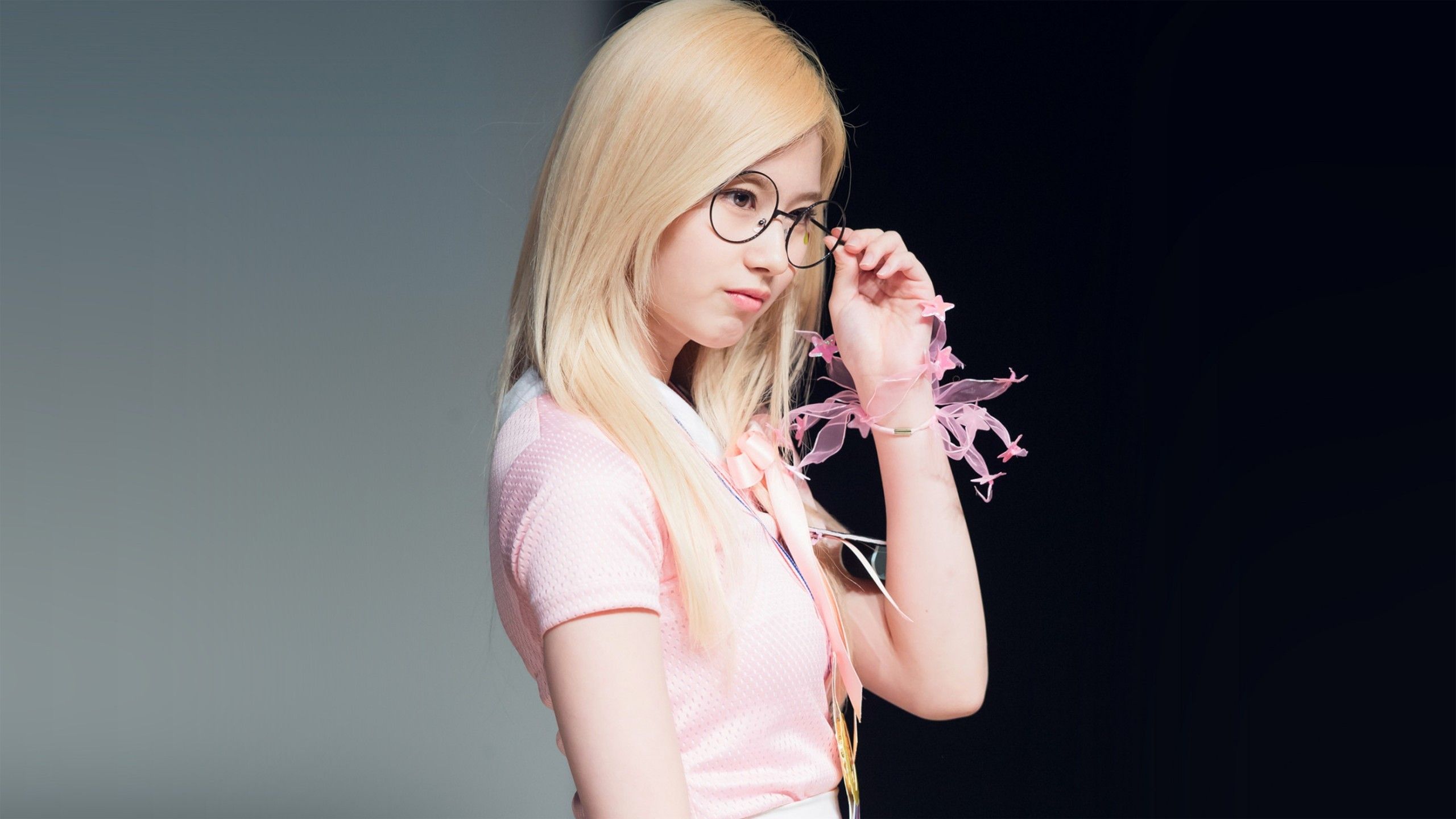 Download 2560x1440 Twice, Sana, Blonde, Glasses, South Korean Girl Wallpaper for iMac 27 inch