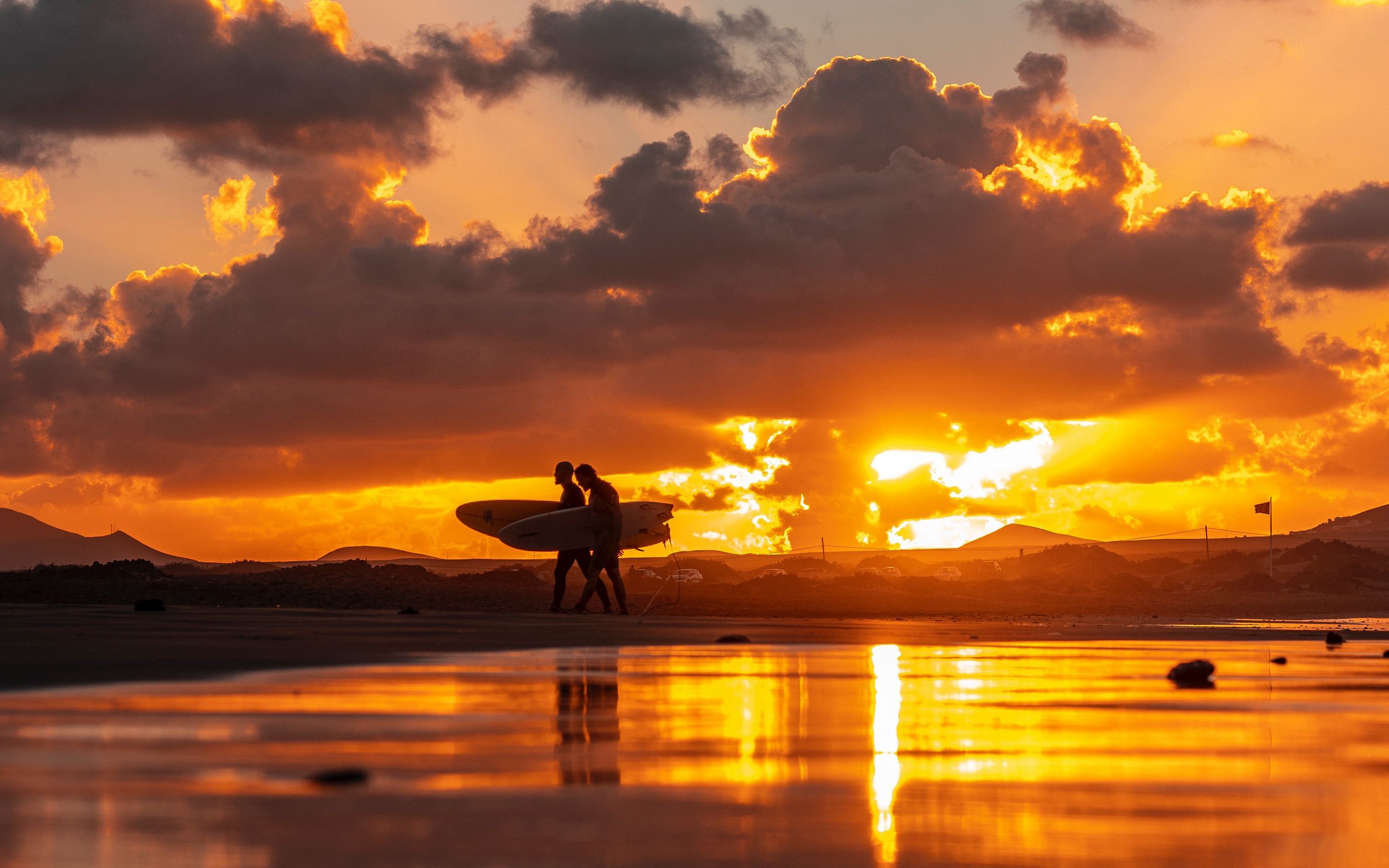 Download wallpaper 2560x1600 ocean, silhouettes, surfing, surfers