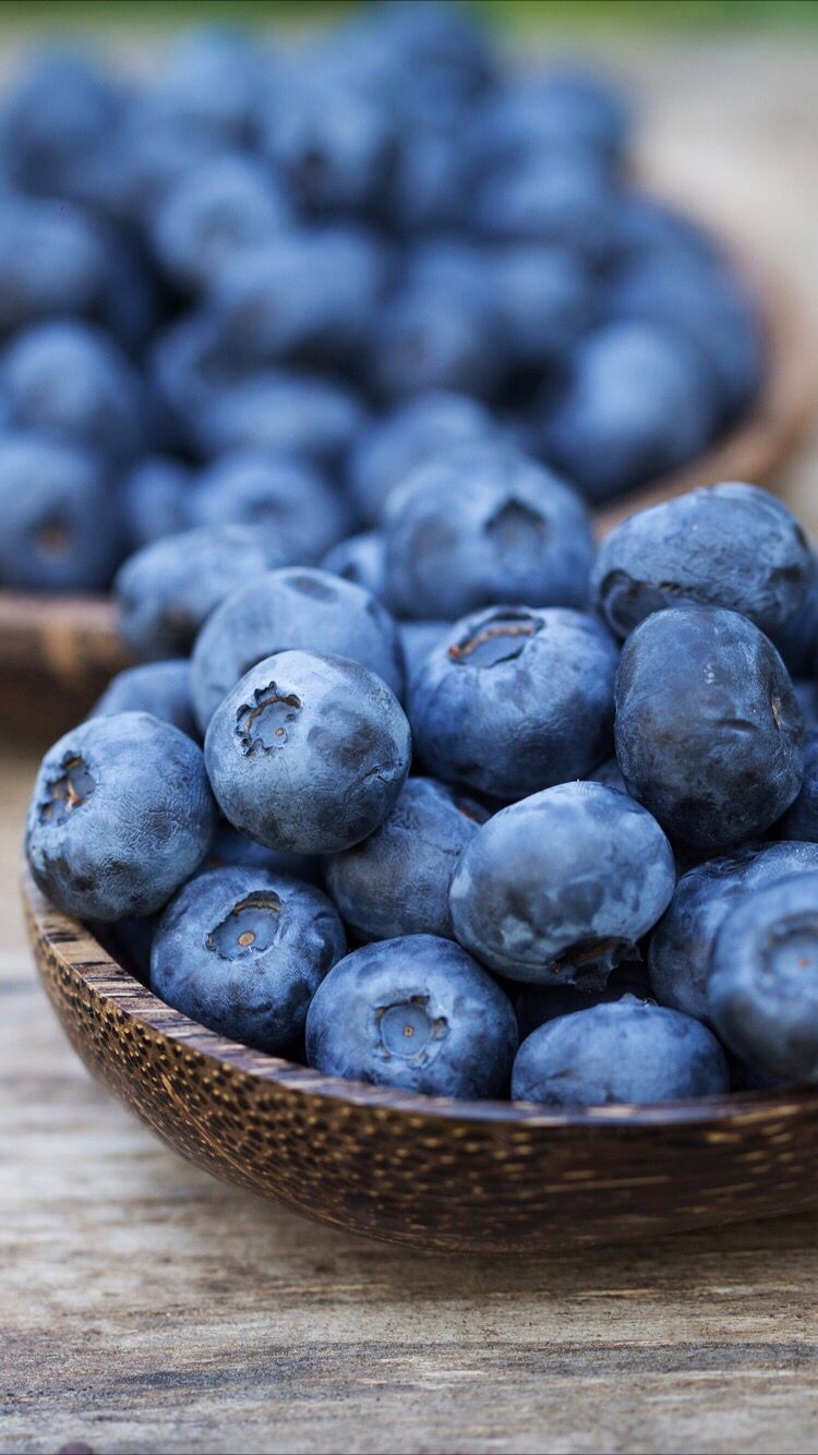Delicious blueberry wallpaper for your iPhone X from Everpix