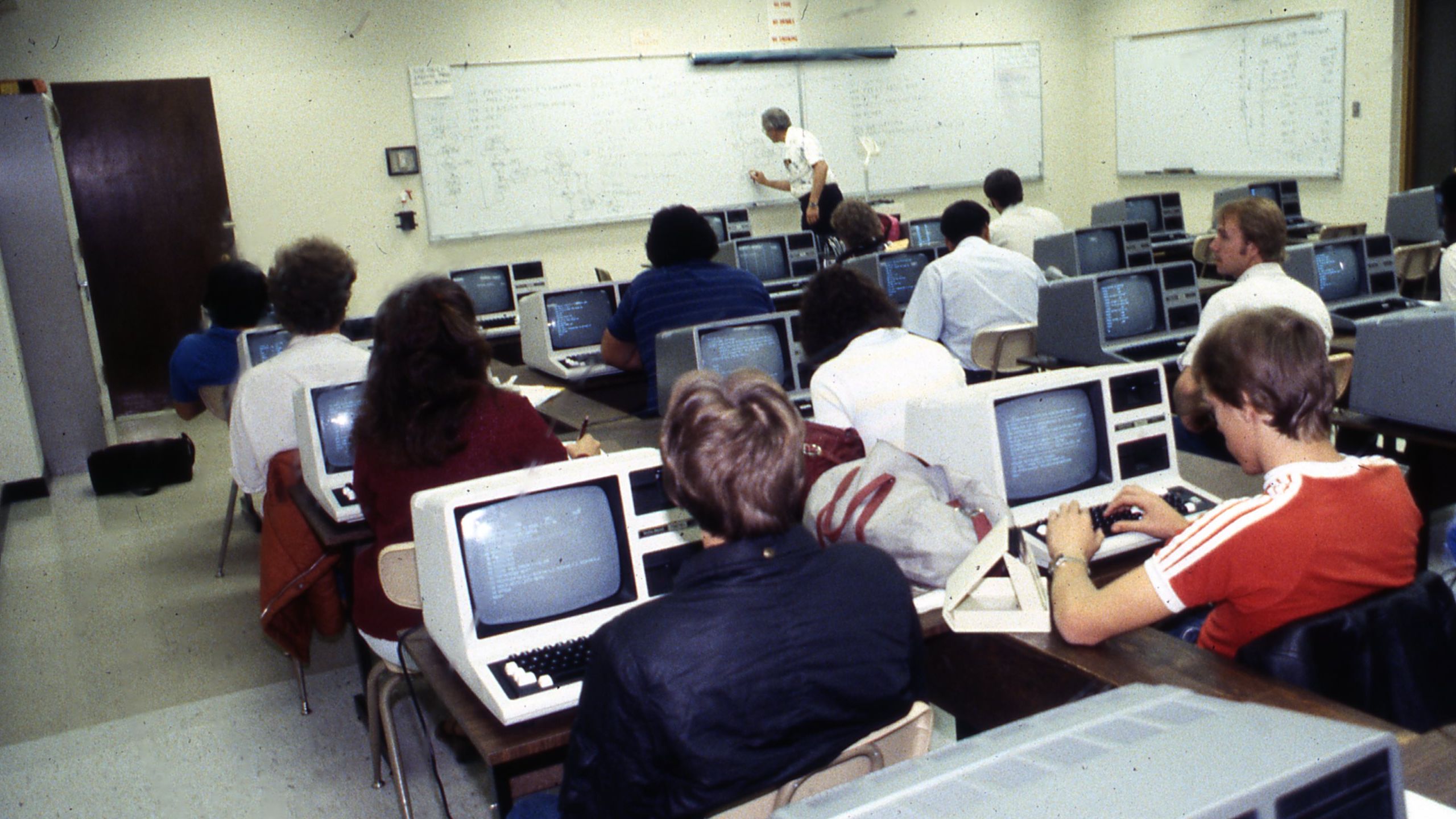 Old school computer class in the 80's (2560x1440)