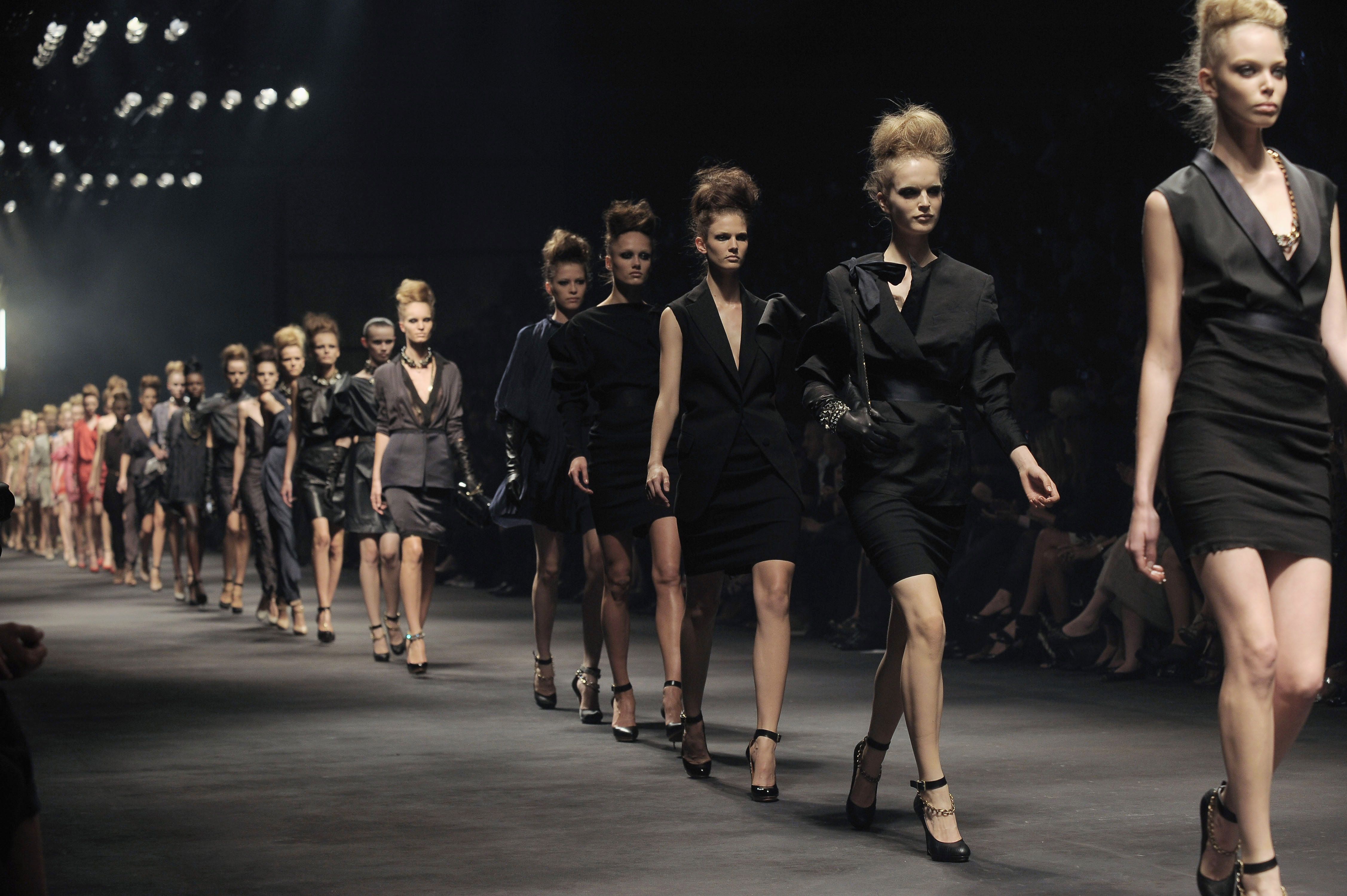 Десять мода. Мода Париж Catwalk. Модели на подиуме. Показ моделей. Модный показ.