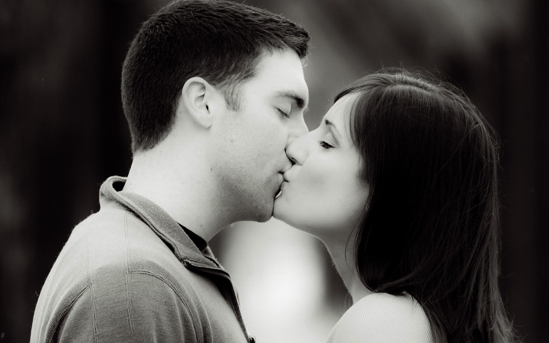 Девушка целует парня в губы фото