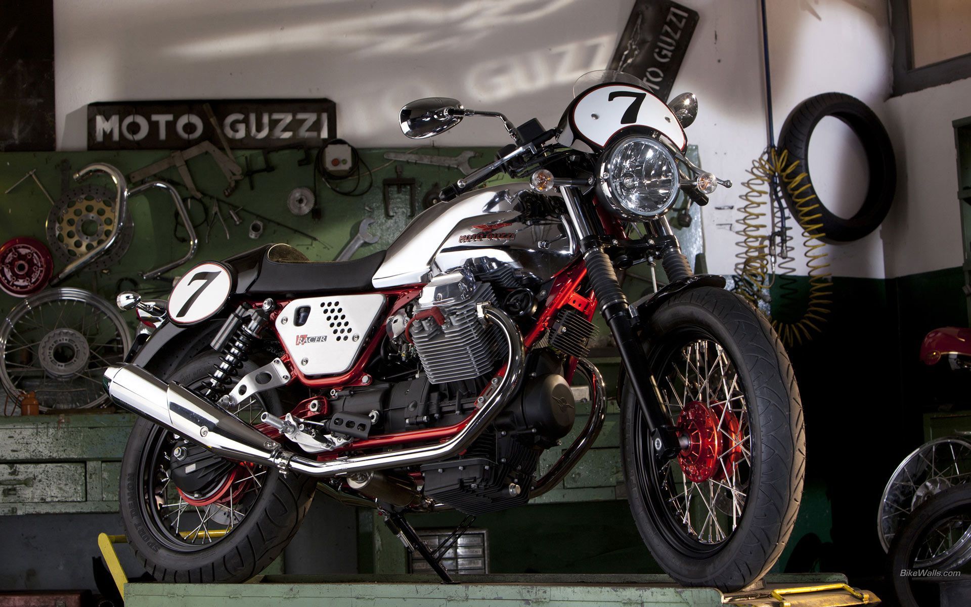 Moto Guzzi V7 Racer 1920 x 1200 wallpaper