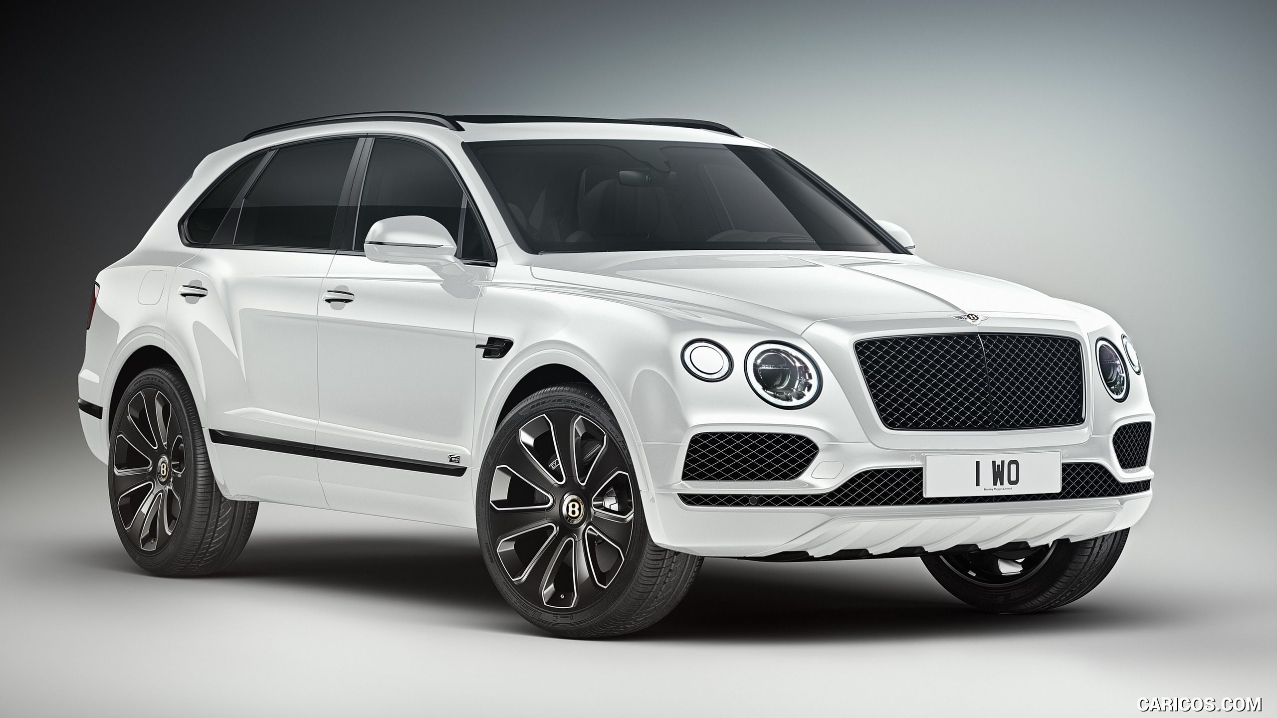 Bentley Bentayga V8 Design Series (Color: Artica White). HD