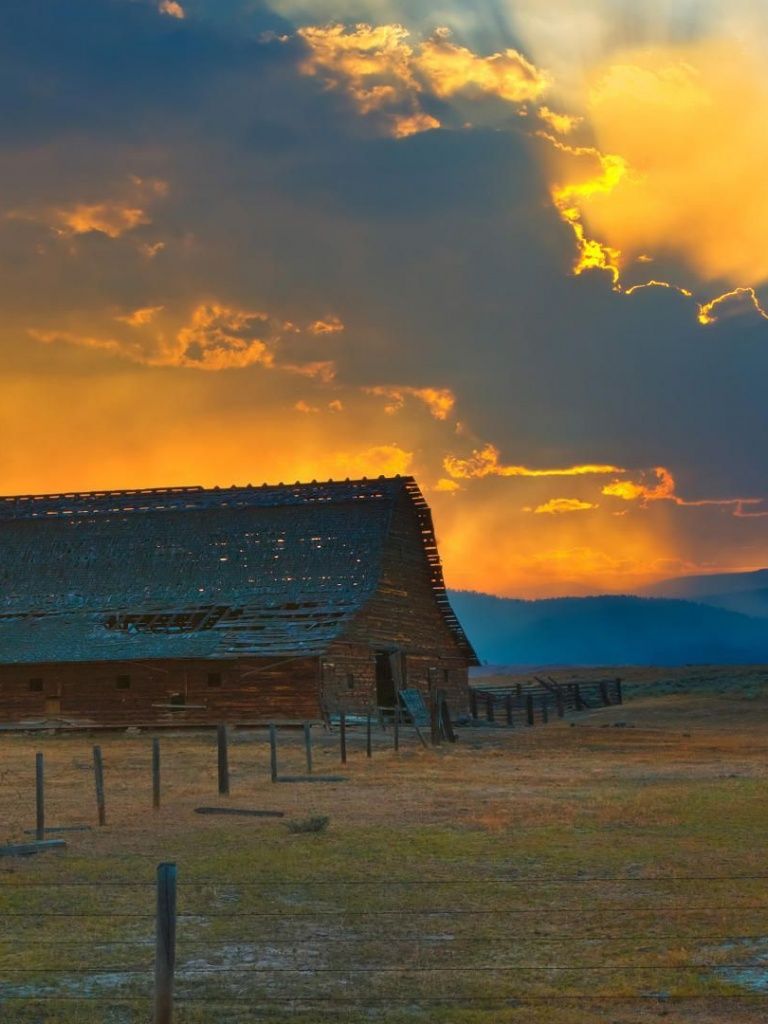 Abandoned barn under the sunset, photography iPad wallpaper