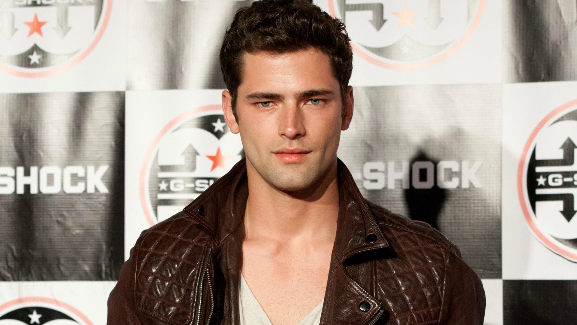 GIFs of the hot guy Sean O'Pry in Taylor Swift's 'Blank Space
