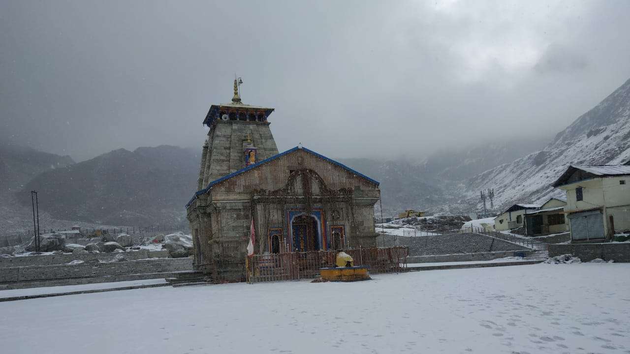 These picture of fresh snowfall at Kedarnath temple are simply breathtaking