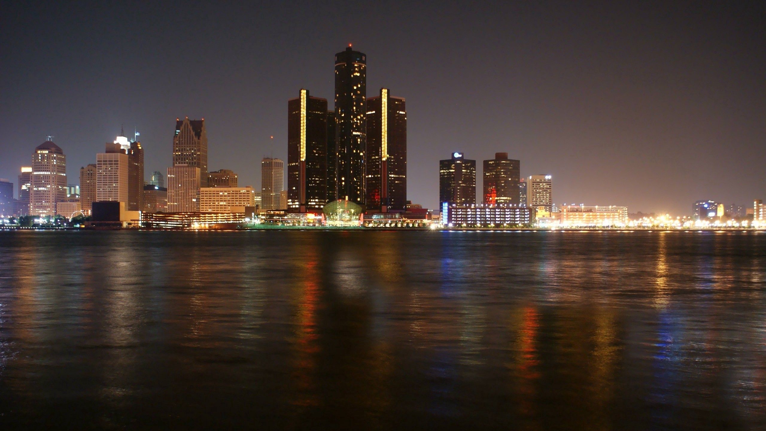Download wallpaper 2560x1440 detroit, skyscrapers, night, river HD