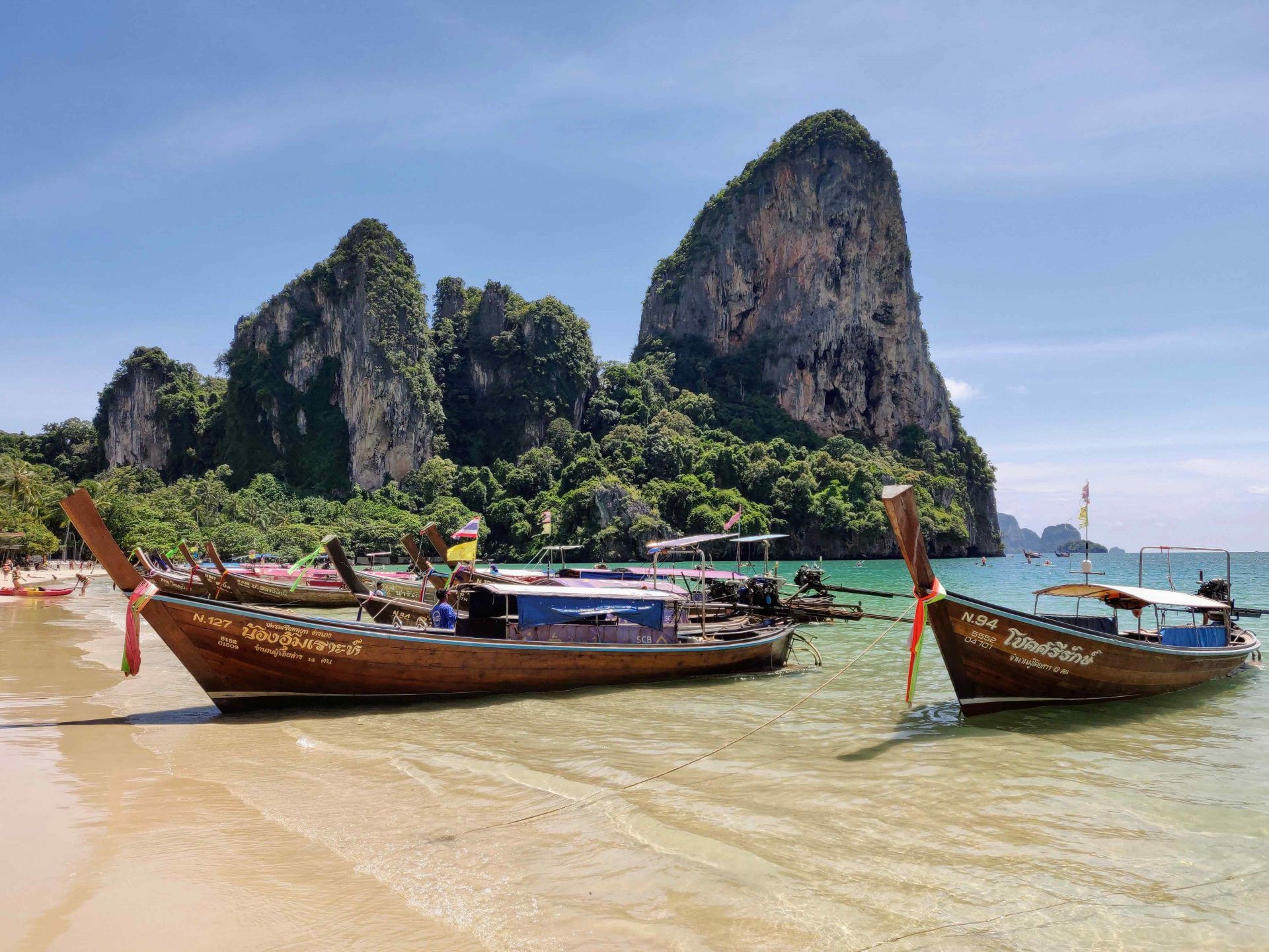 Тайланд где лучше в августе. Railay Beach Krabi. Тревел Таиланд. Пляж Райлей Таиланд. Пляж Рейли Вест (Railey West), п-ов Рейли, Краби.