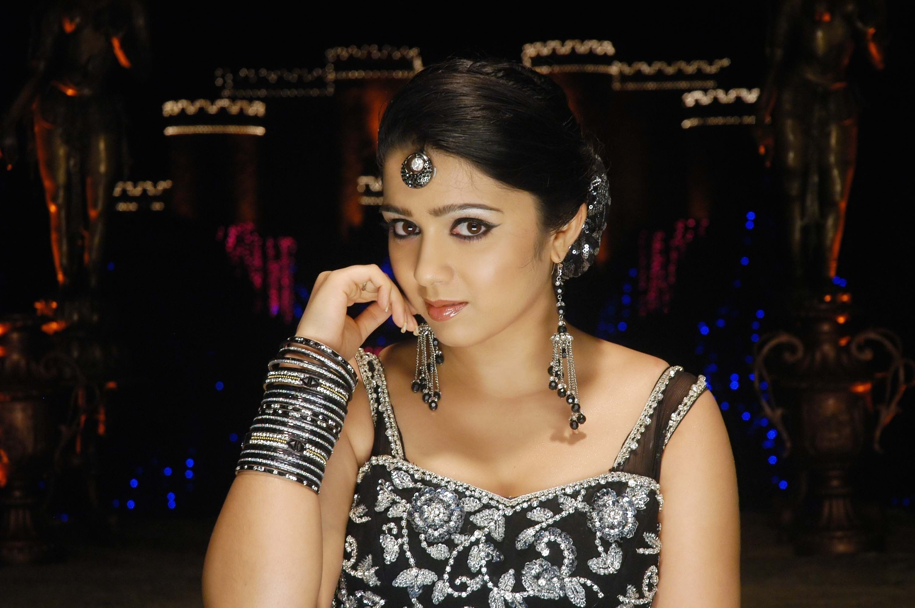 Charmi Kaur wallpaperx2000