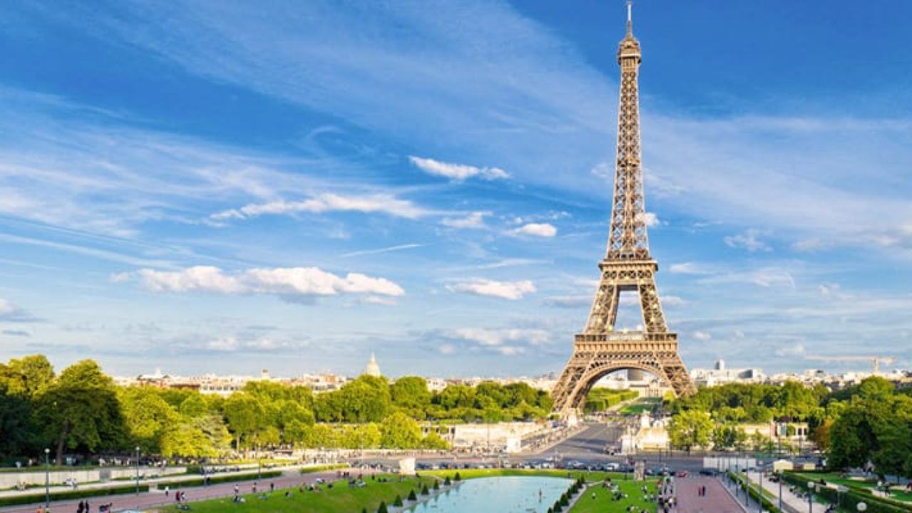 Best places in Paris during the summer. Discover Walks Paris