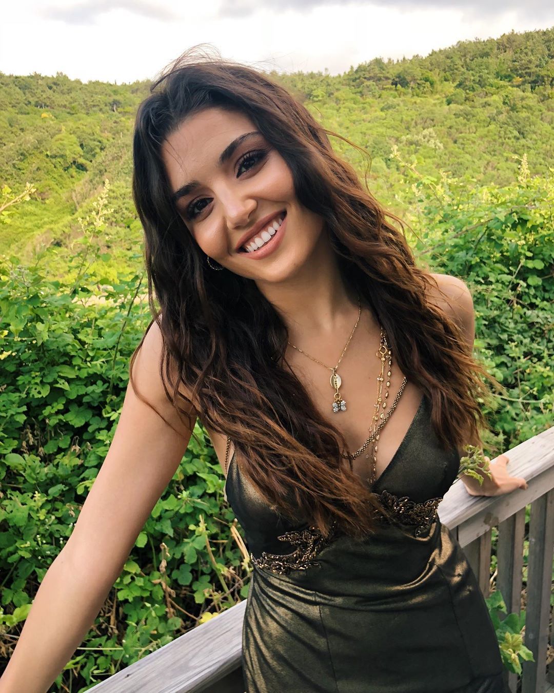 hot photo of Hande Erçel (Hayat) from Aşk Laftan