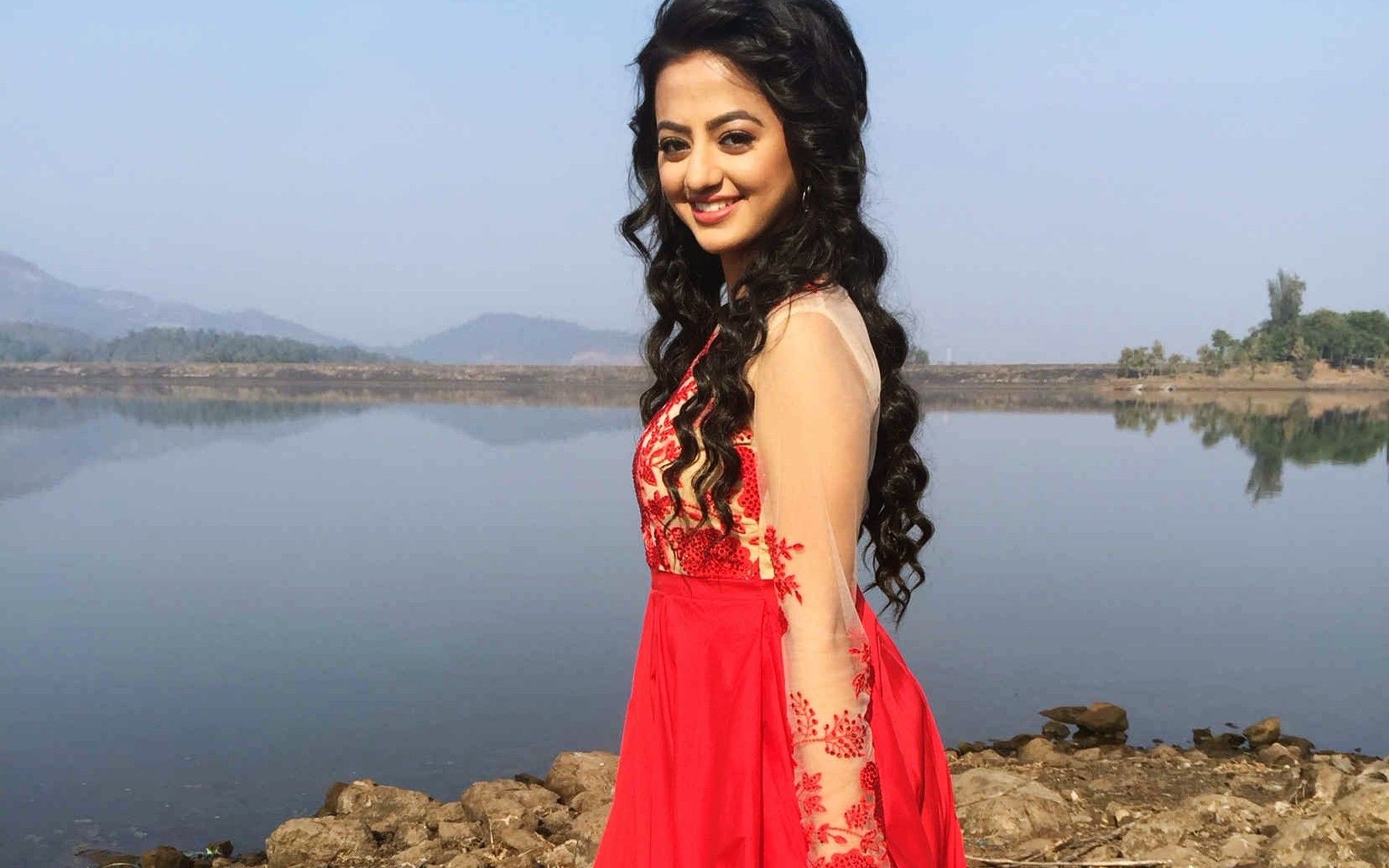 Helly Shah Hairstyle Wallpaper 02251