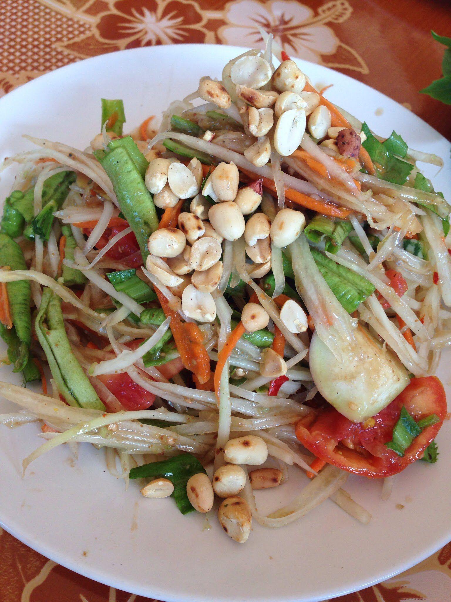ตำซั่ว(ส้มตำ+ขนมจีน). ผักคะน้า, ส้มตำ, ห้องครัว