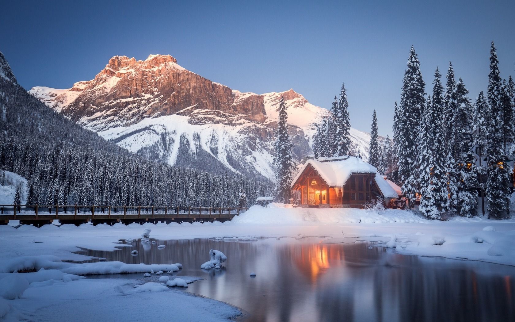 Download Wallpaper mountains, winter, British Columbia, house
