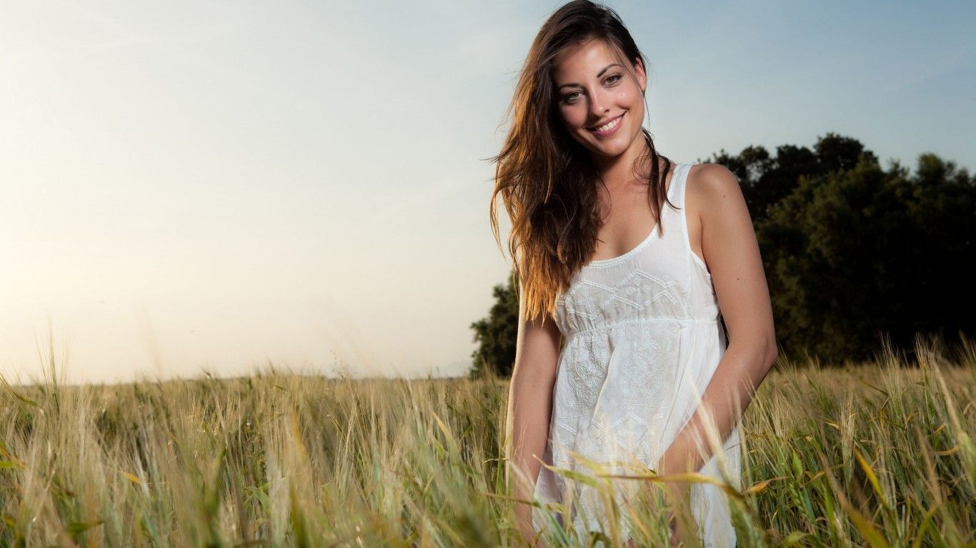 Girl In A Wheat Field HD Wallpaper 1366x768 Wallpaper