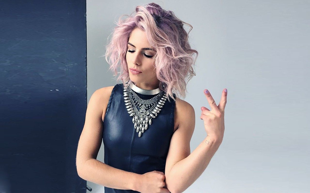 Most Adorable Felicity Smoak Image That Will Make