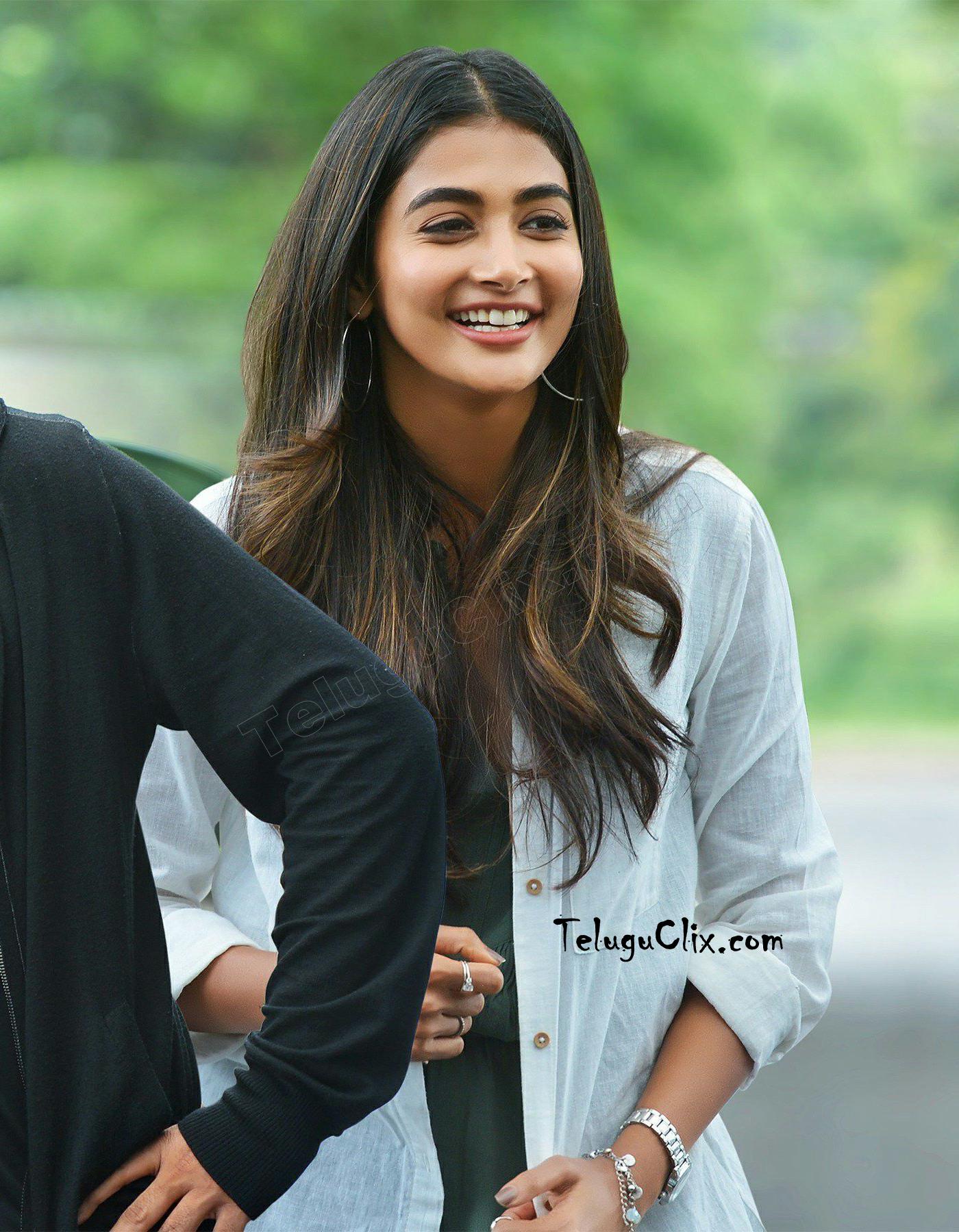 Pooja Hegde in From Aravindha Sametha Movie HD HQ Photo Stills image