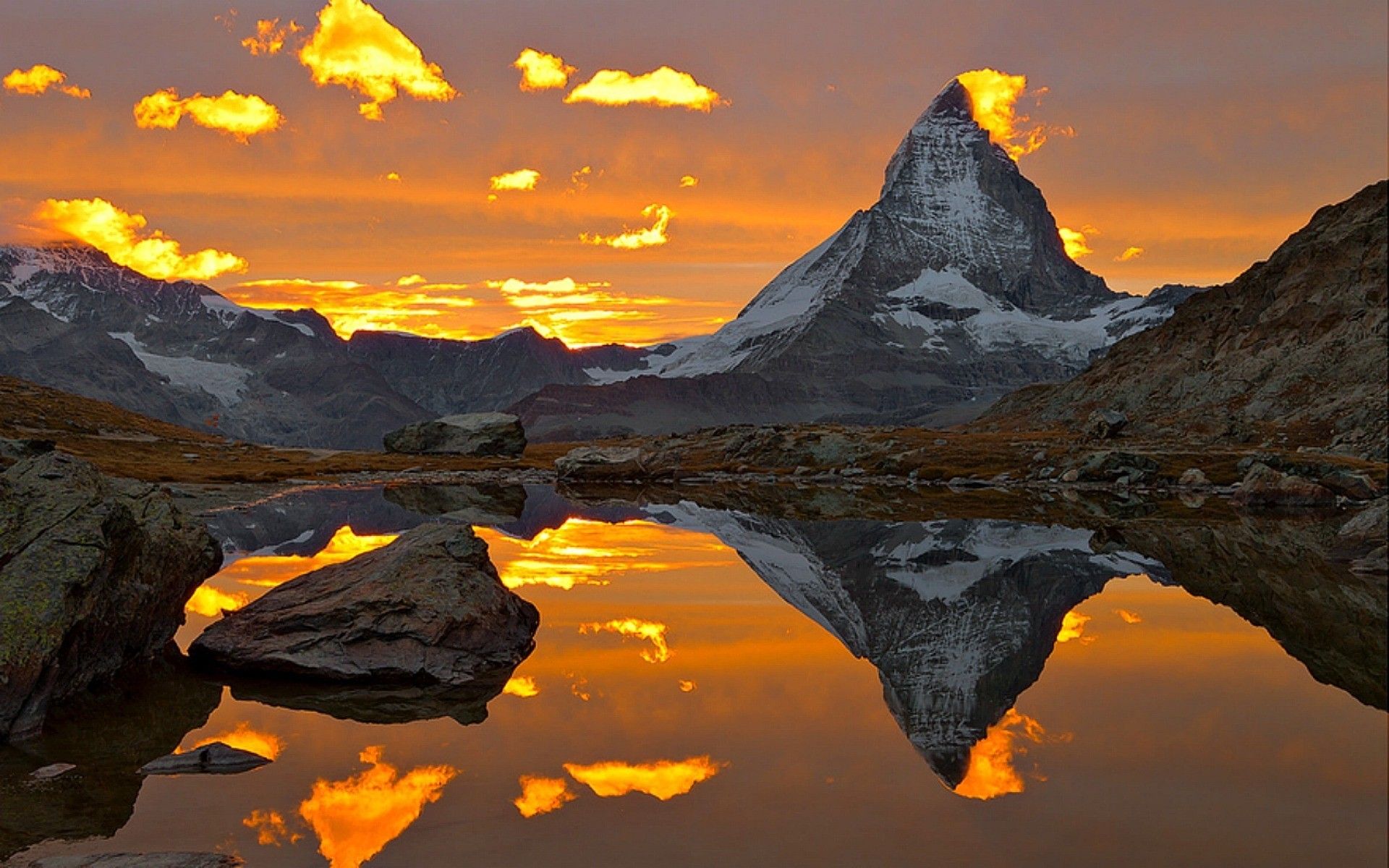 Гора Маттерхорн в Швейцарии и озеро