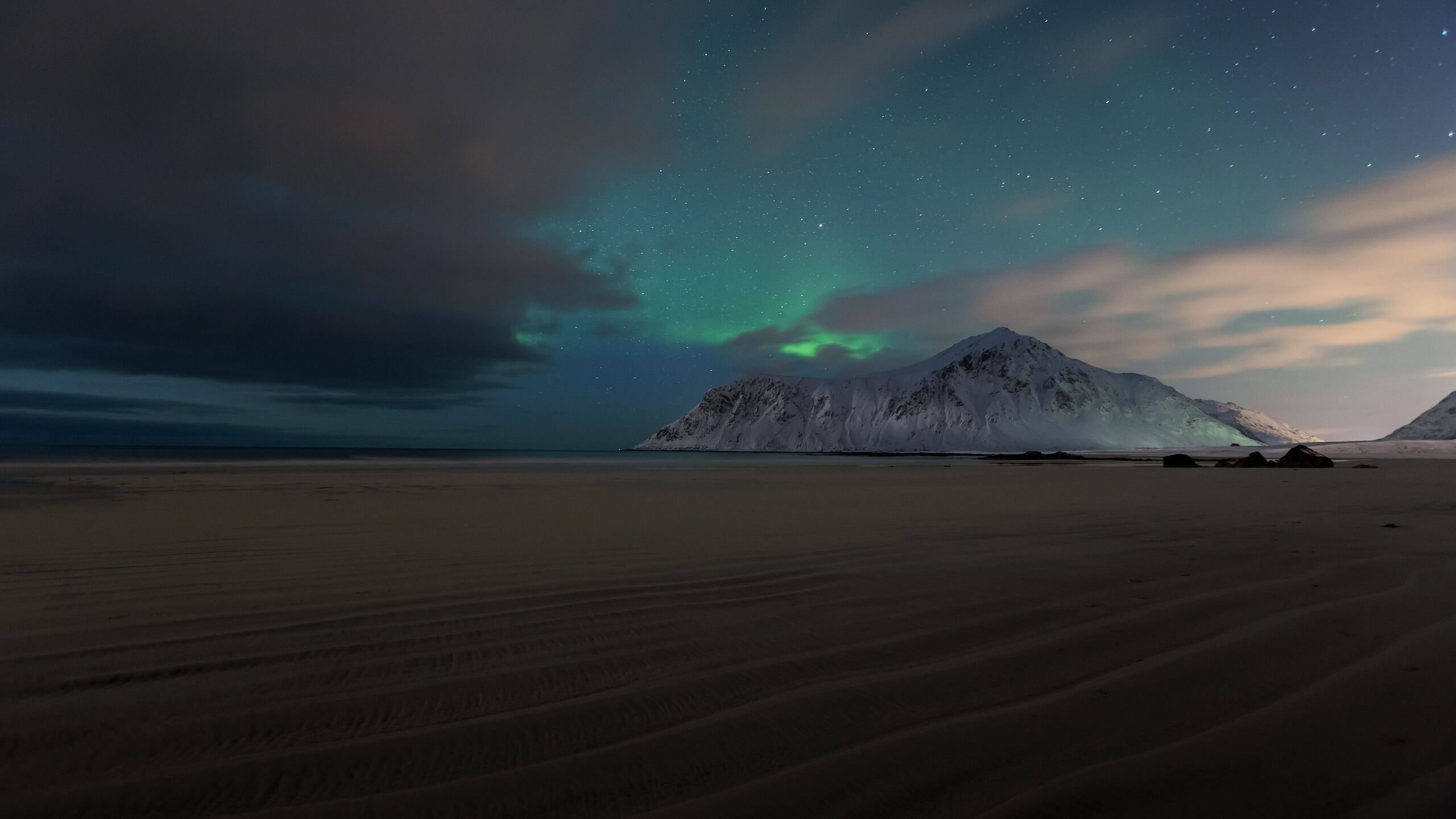 Aurora Borealis Mountains Sand Landscape 4k 1440P