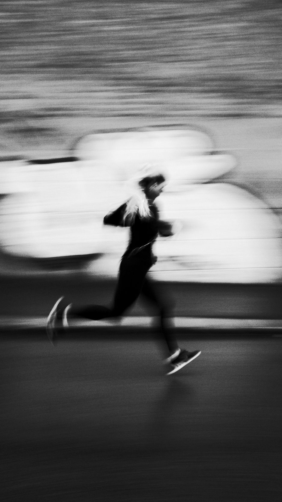 Download wallpaper 938x1668 running, bw, athlete, outlines, speed