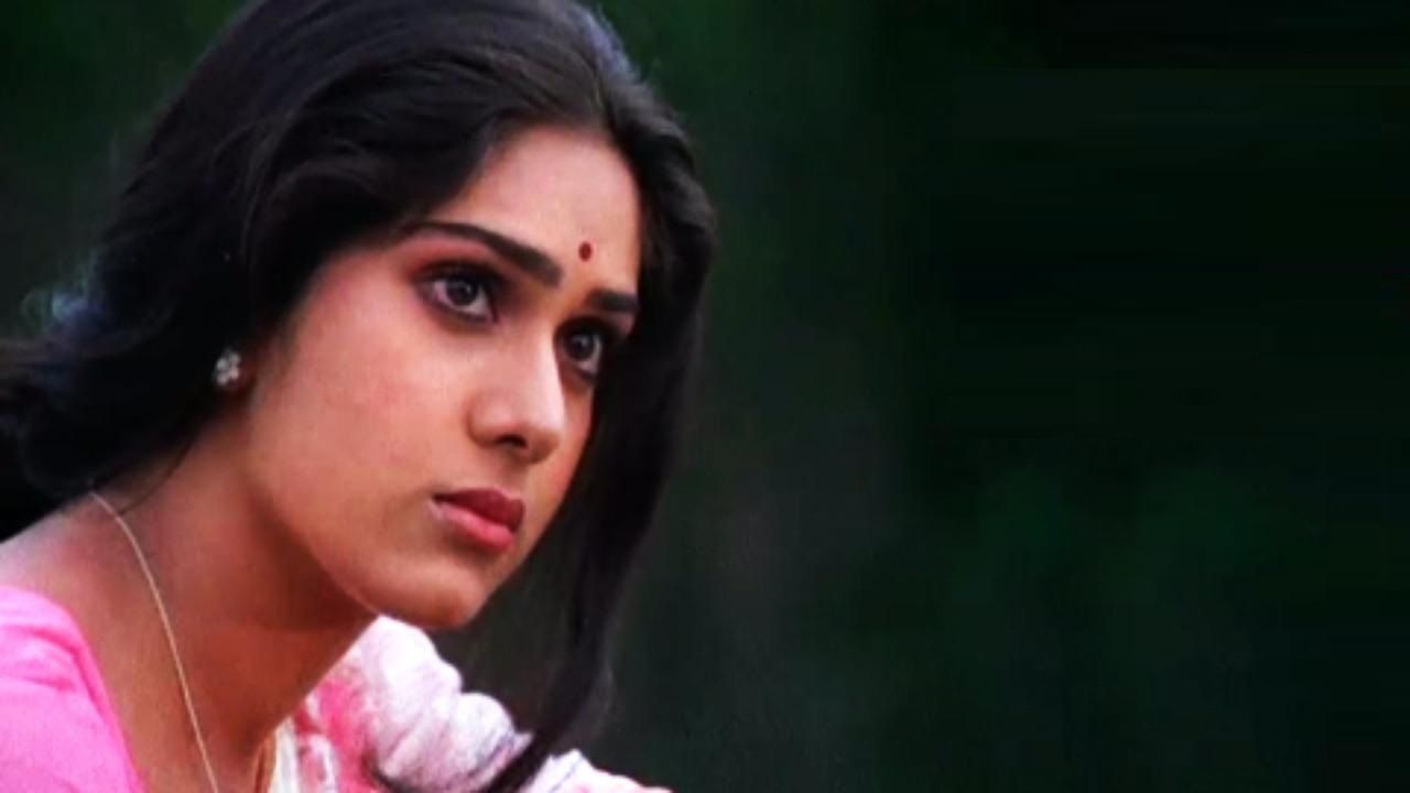 4k Ultra HD Wallpaper: Meenakshi Sheshadri Wallpaper