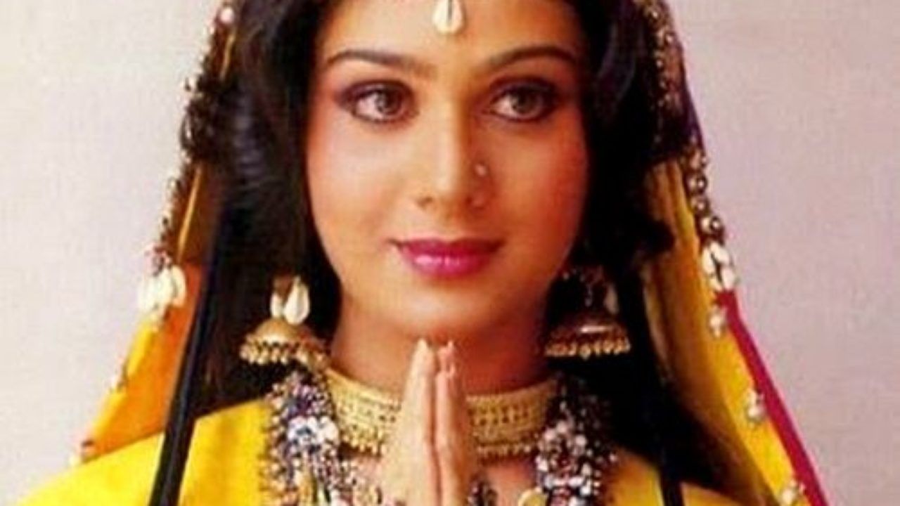 Meenakshi Seshadri Age, Husband, Family, Children, Biography