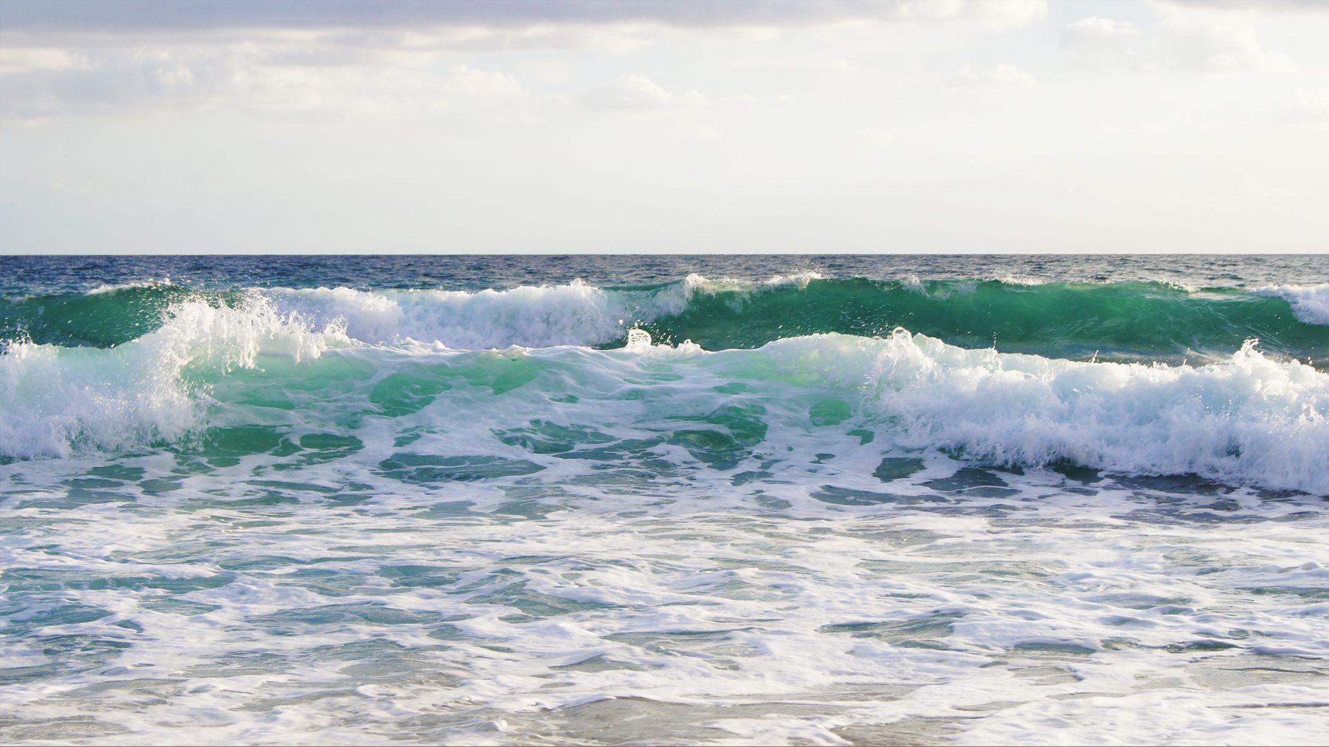 Beautiful Waves Crashing Background