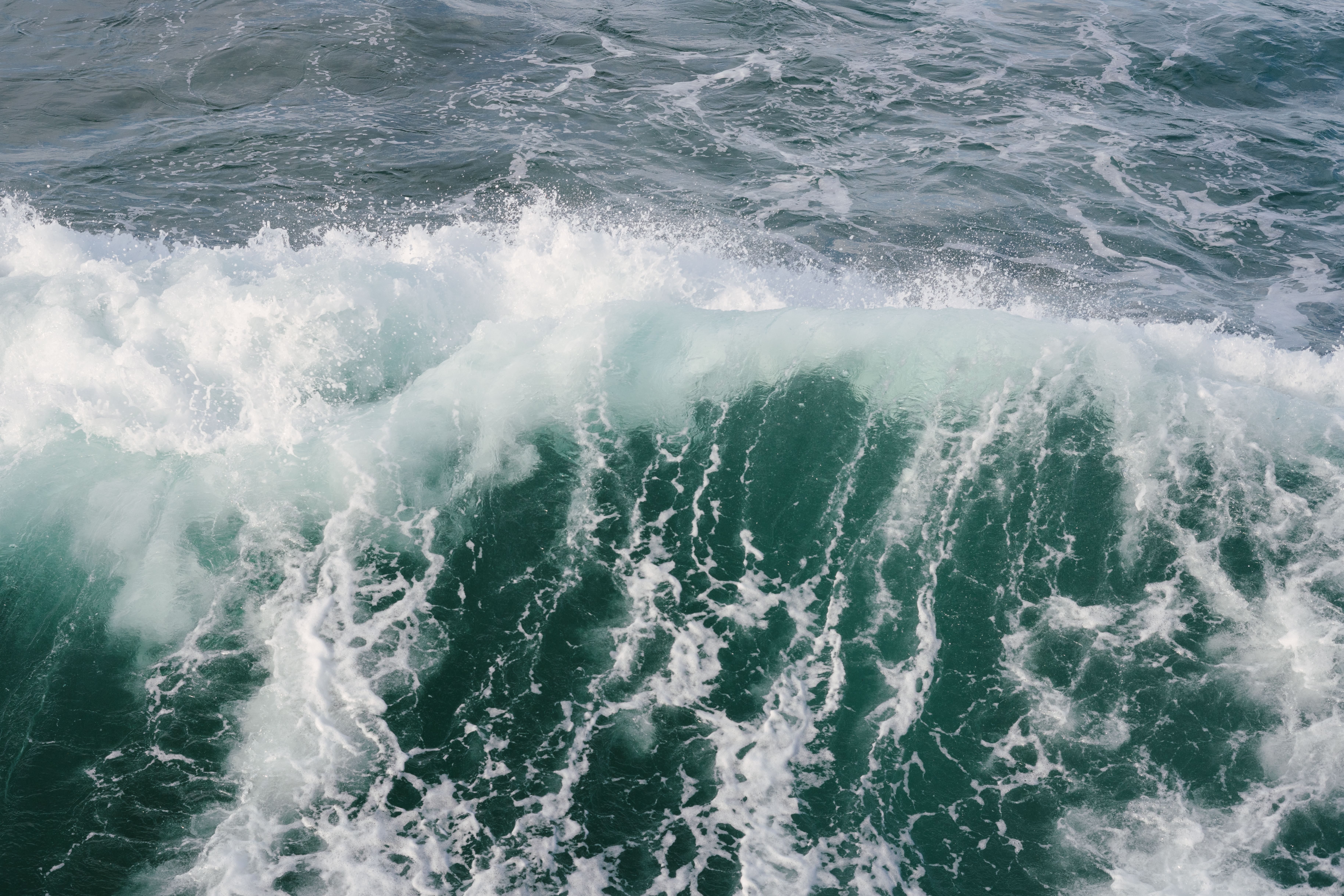 Big Waves Crashing · Free
