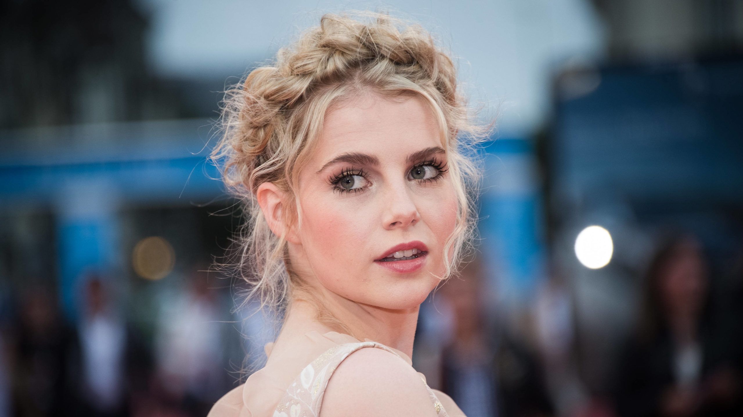 Lucy Boynton Biography, Net Worth, Height, Weight, Age, Size