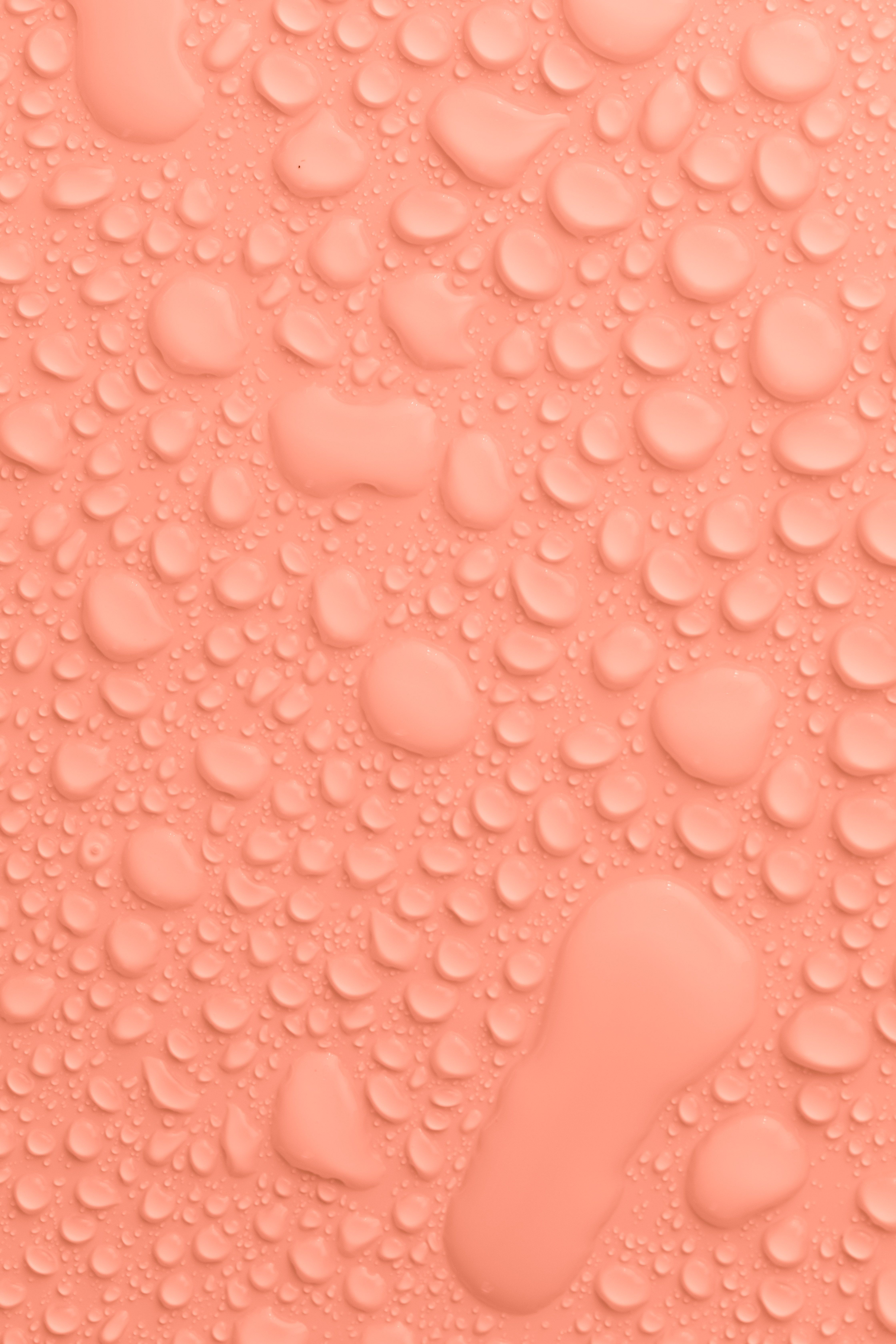 Peach colored background with water drops · Free