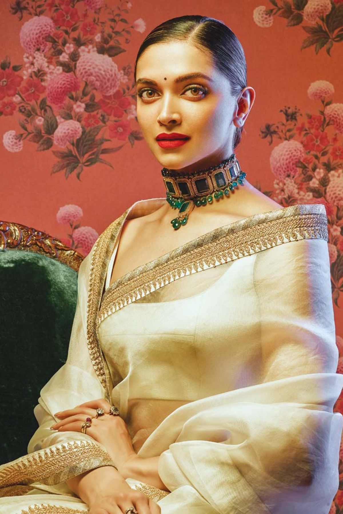Deepika Padukone most beautiful in saree and jewellery mobile