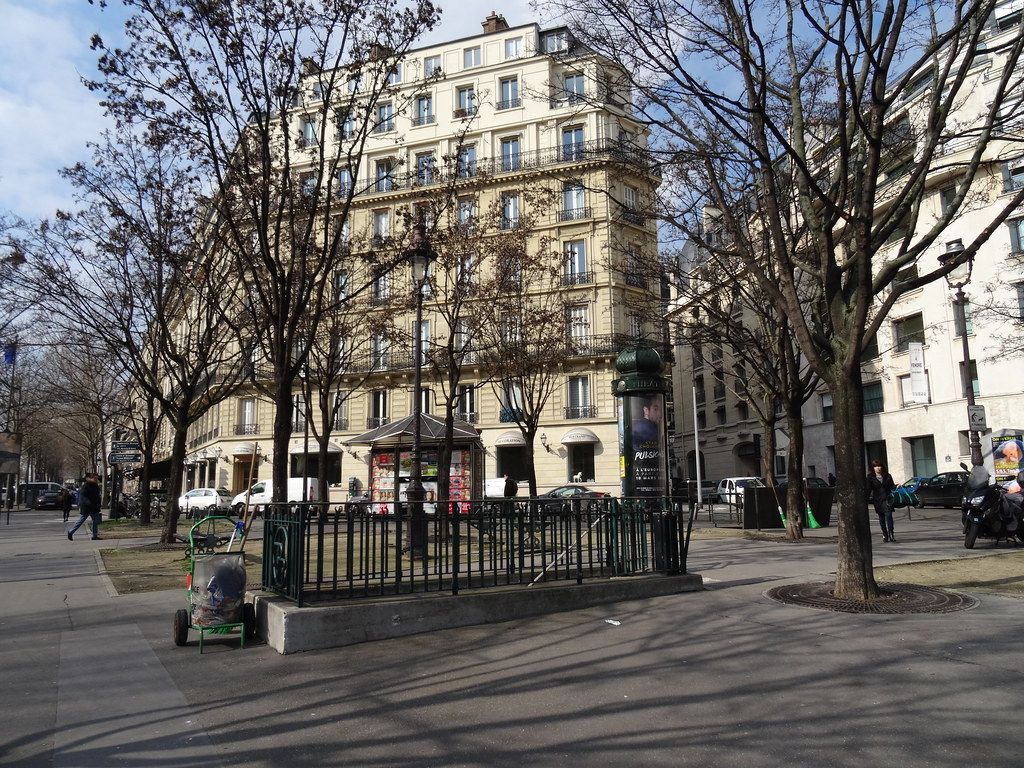 Petite place parisienne, place Georges Guillaumin, Paris