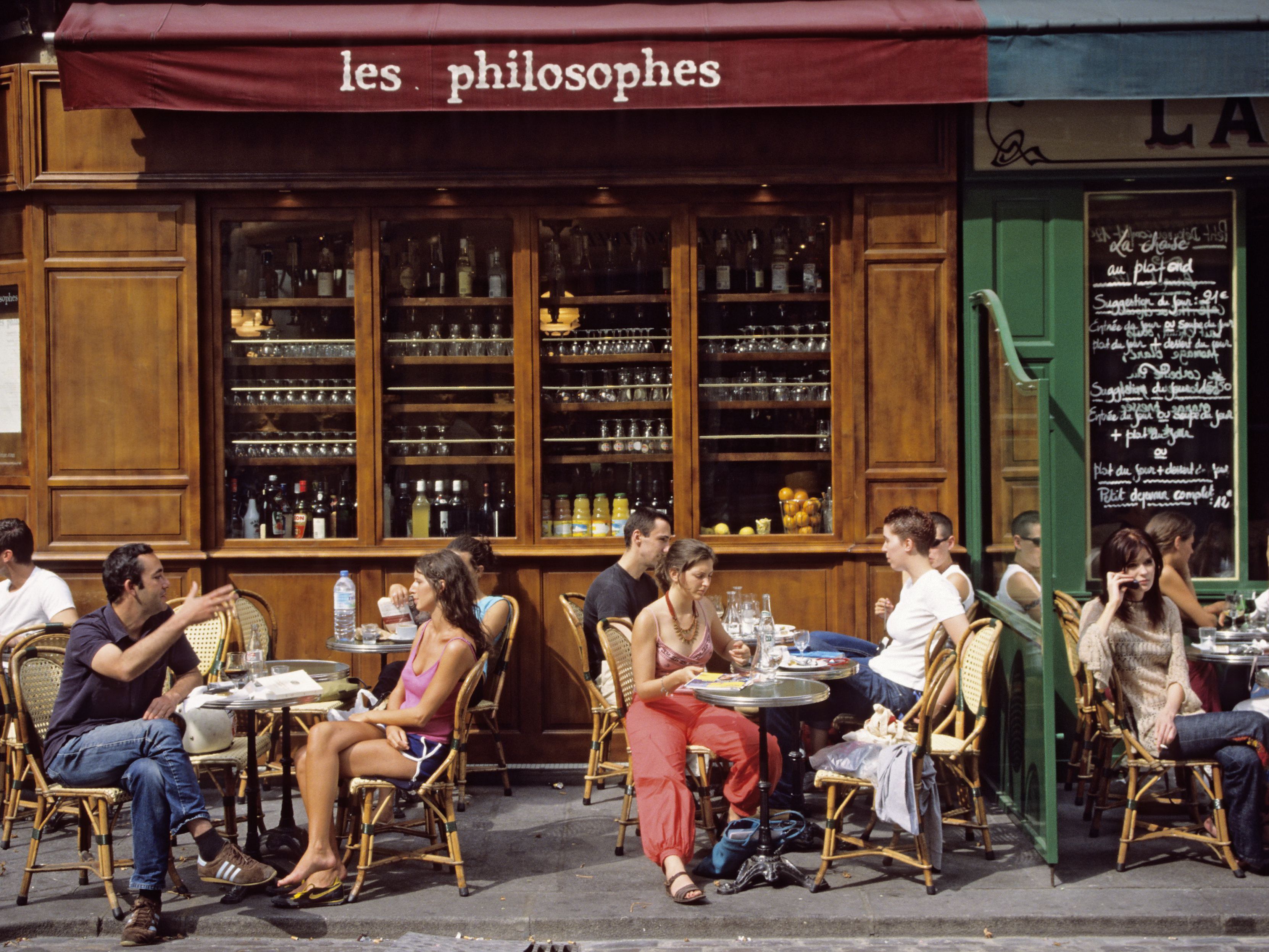 Люди в кафе Париж