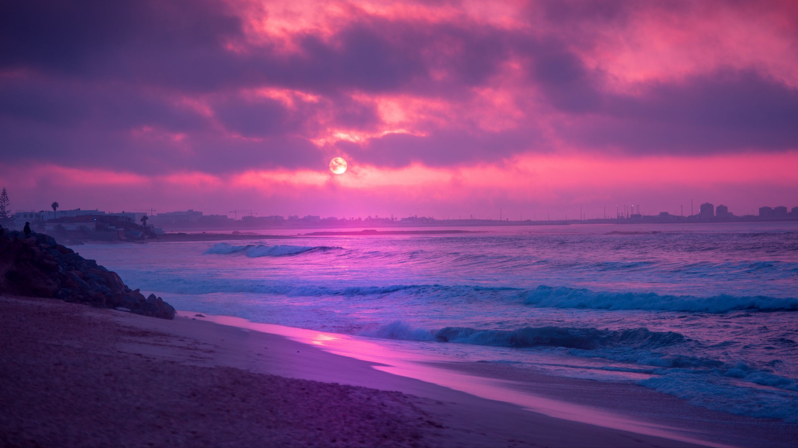 Download wallpaper 2560x1440 sea, sunset, waves, surf, shore, horizon widescreen 16:9 HD background