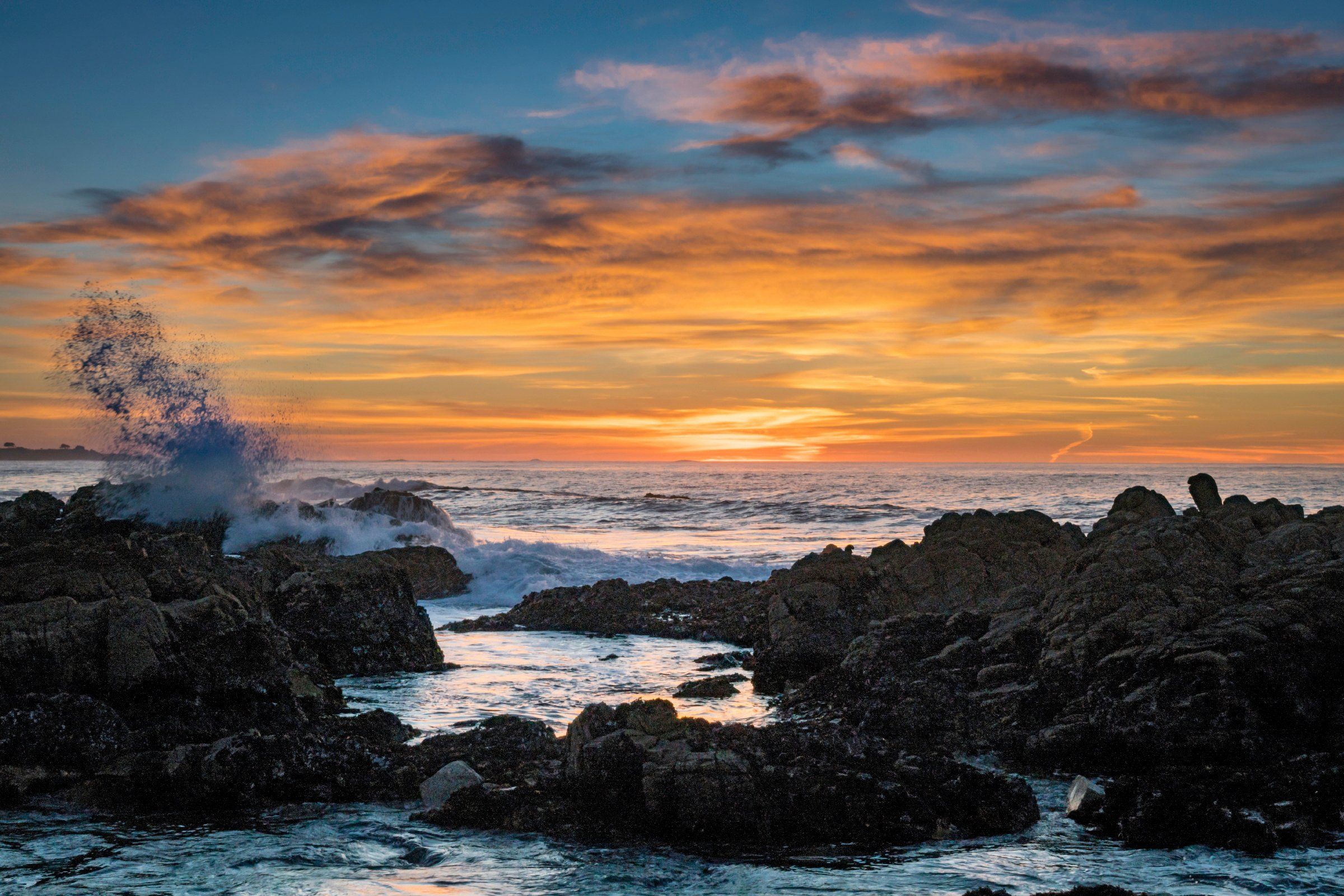 Sunset over the Pacific Ocean. Wallpaper. Monterey Bay Aquarium
