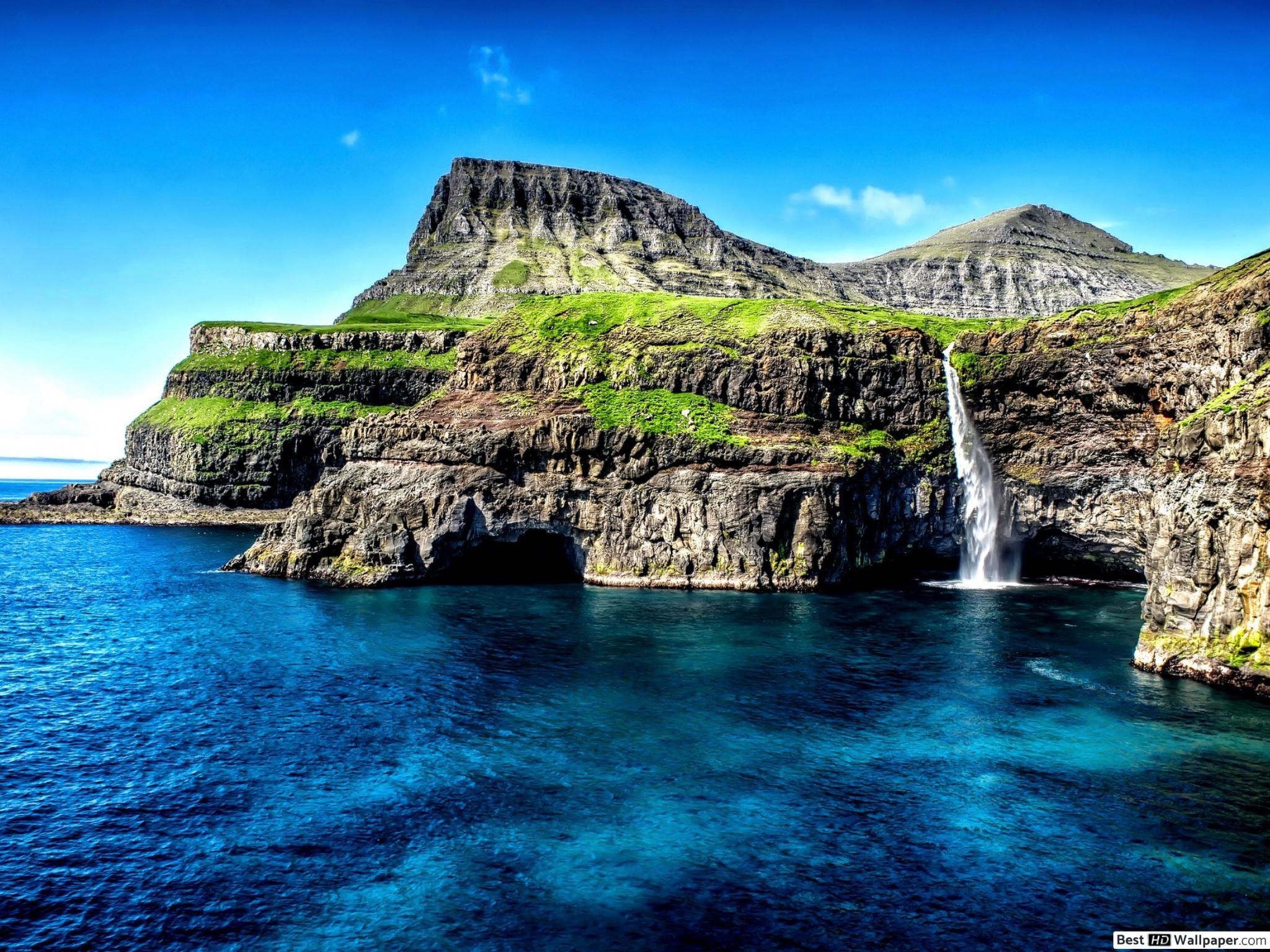 Waterfall on Coast of Hawaii HD wallpaper download