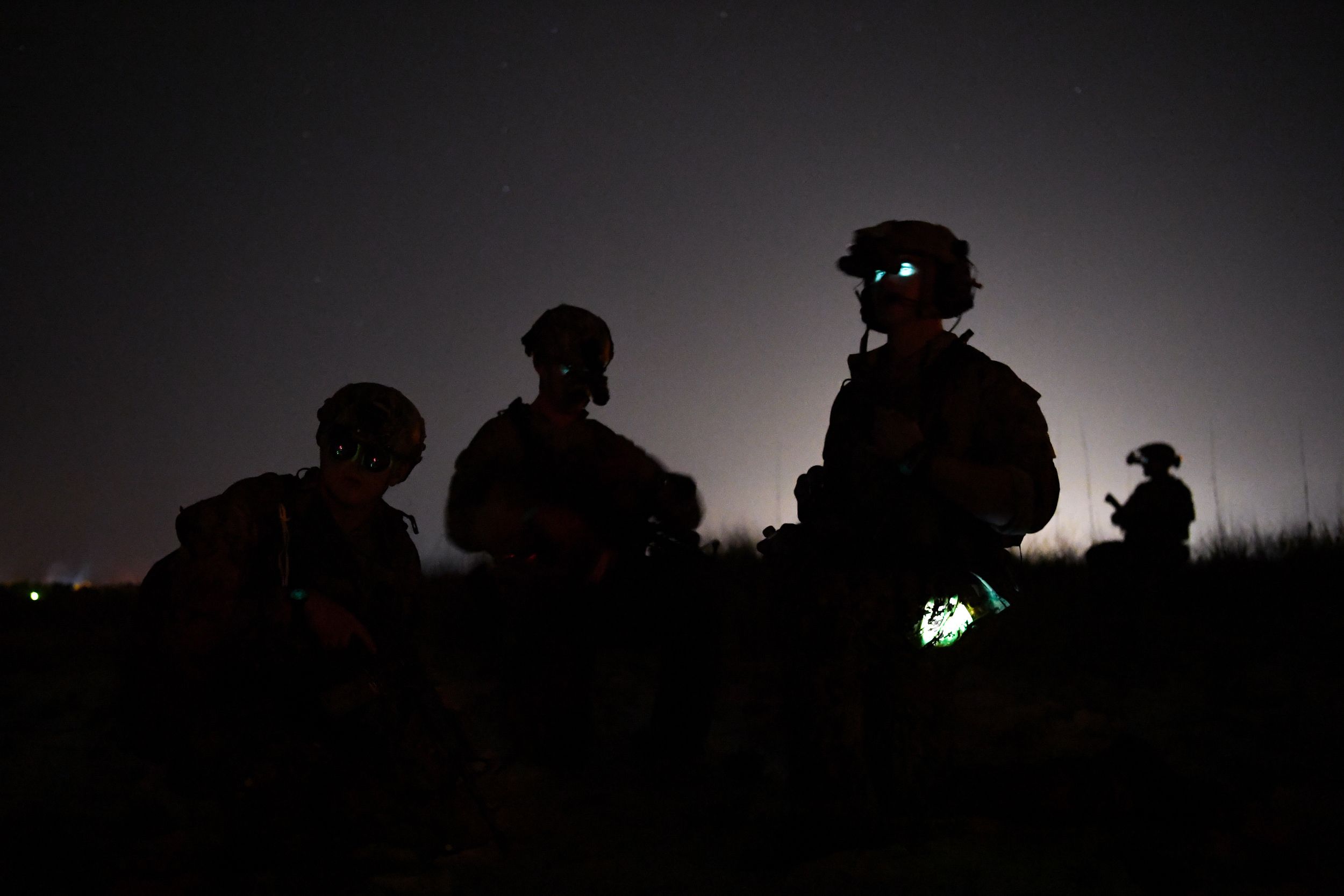 Армейская ночь. Военные ночью. Солдат ночью. Спецназ ночью. Солдат в темноте.