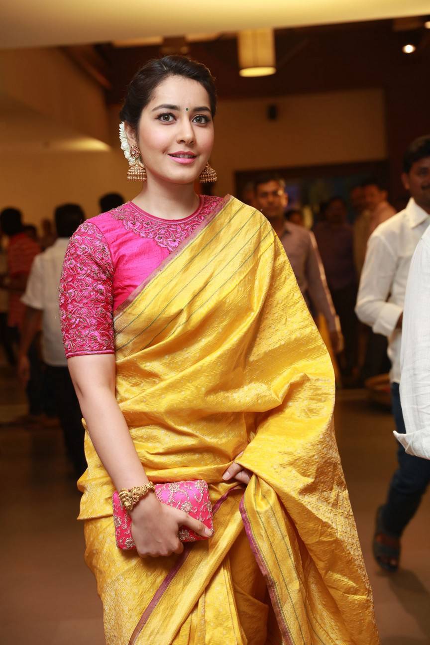 Glamorous Indian Girl Rashi Khanna Photo In Yellow Saree