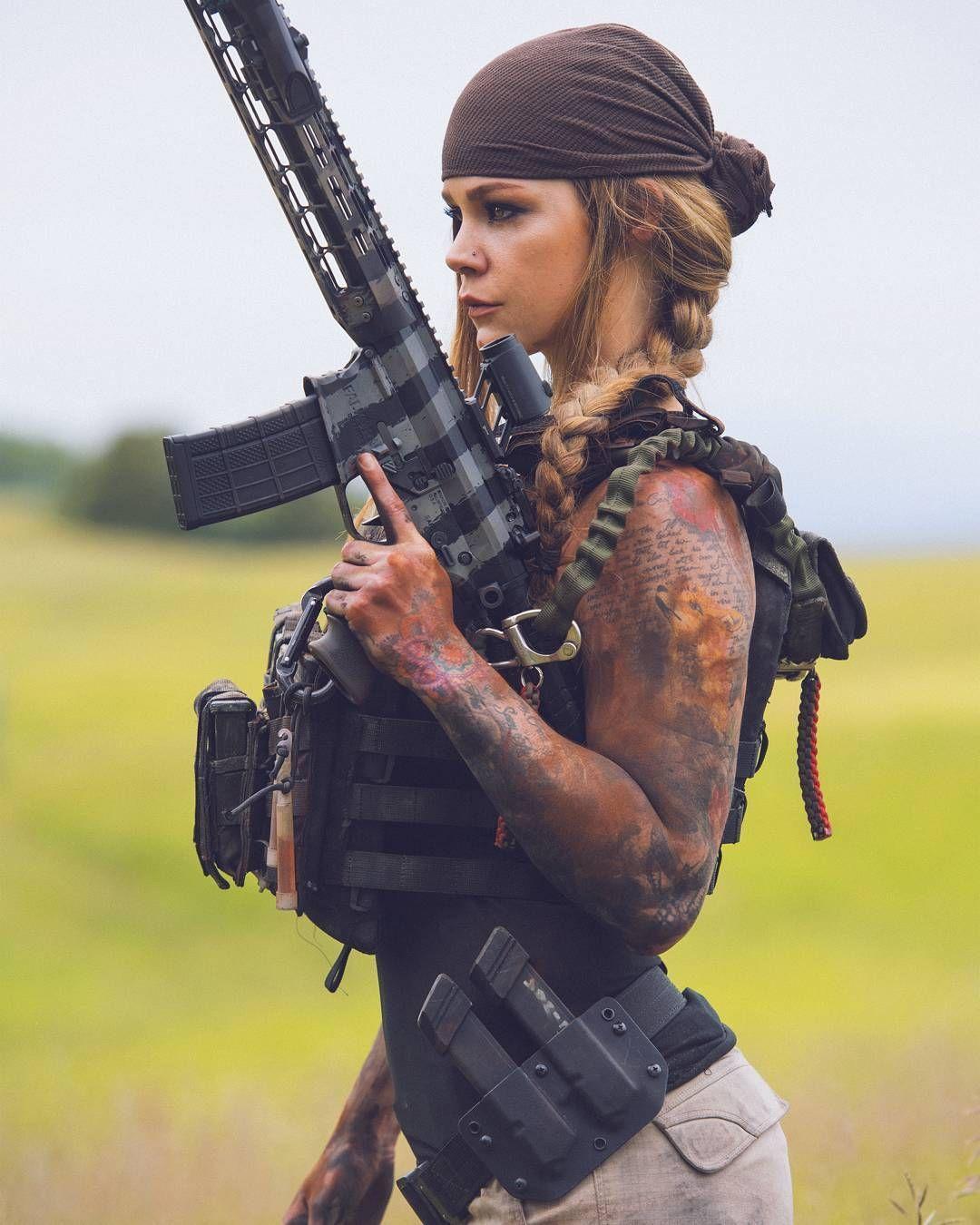 Military Woman Wallpaper [HD] APK