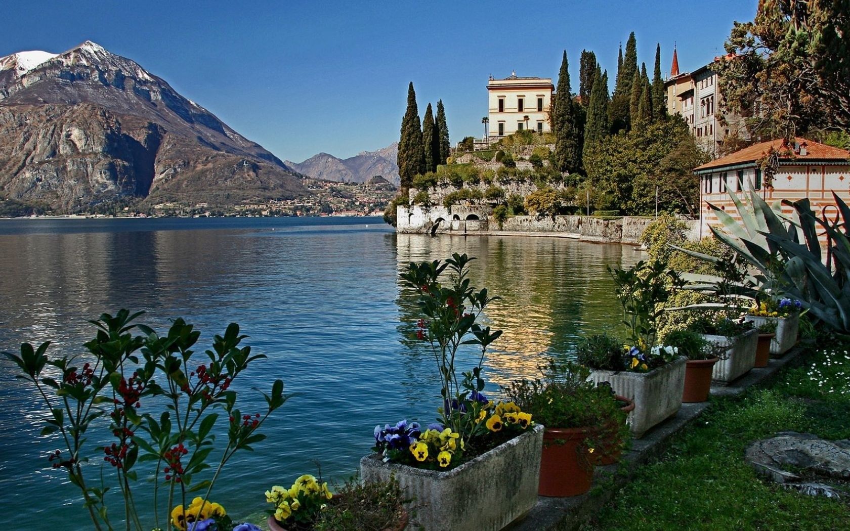 Villa Monastero, On the shore of Lake Como, Italy Wallpaper