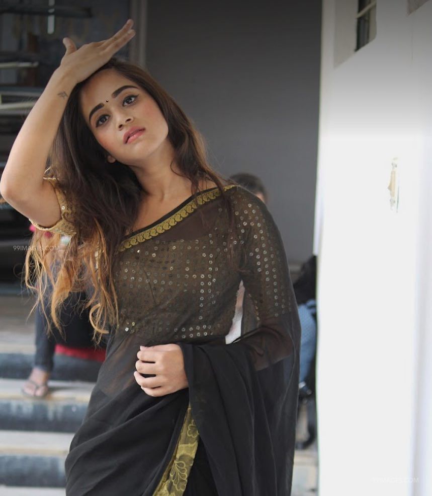 Deepthi Sunaina Beautiful HD Photo & Mobile Wallpaper