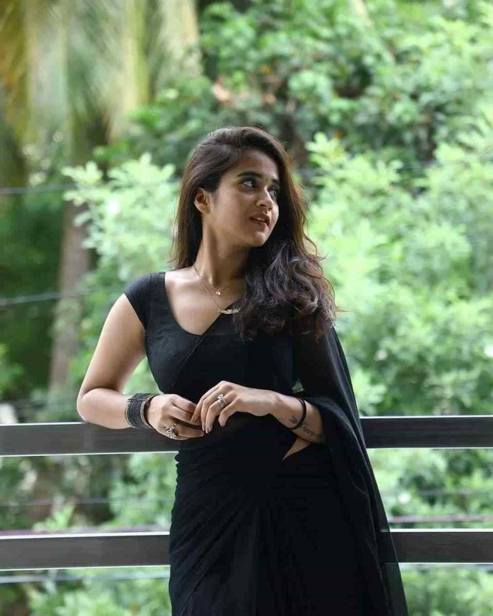 Beauty in black DeepthiSunaina looking hot in black saree