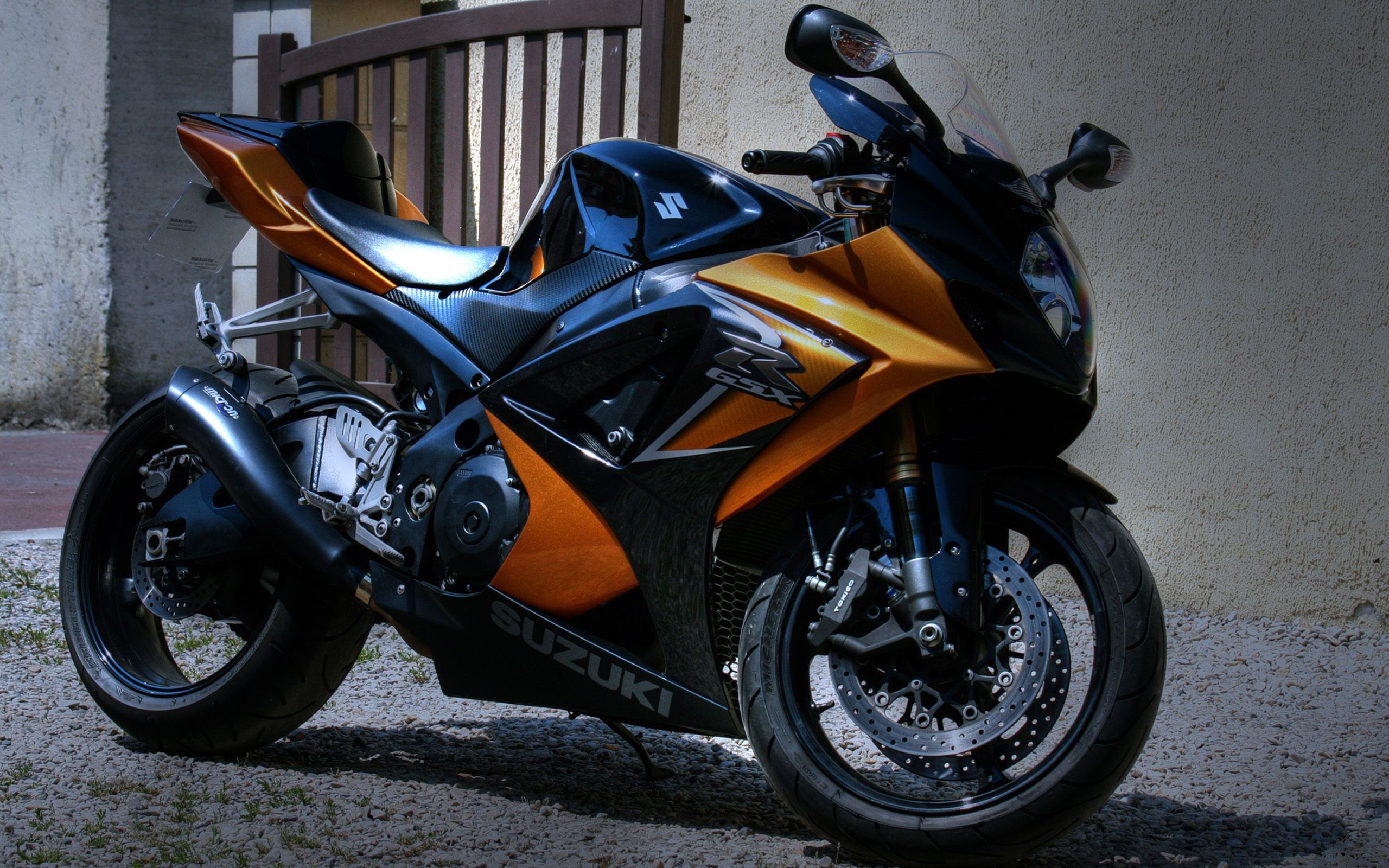 Wallpaper Suzuki motorcycle parked outside the house 2560x1600 HD