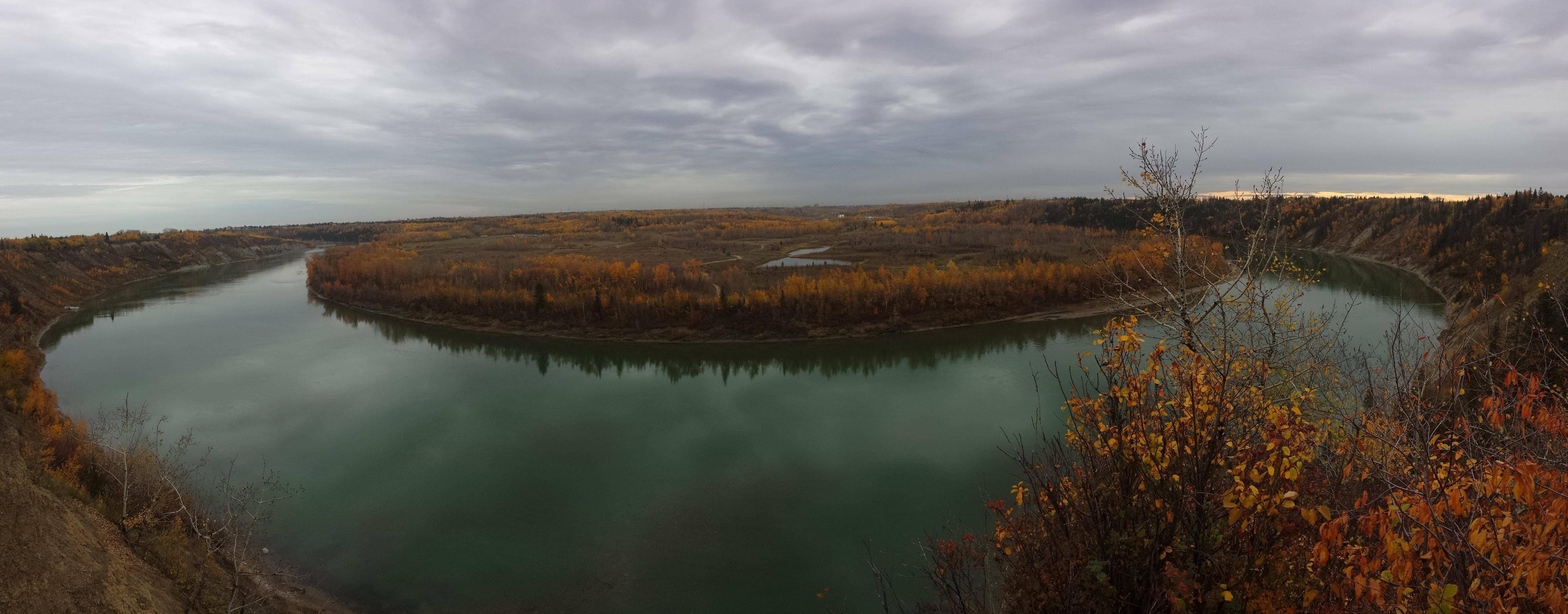 Panoramic View of Edmontons River Valley This Fall 4K wallpaper
